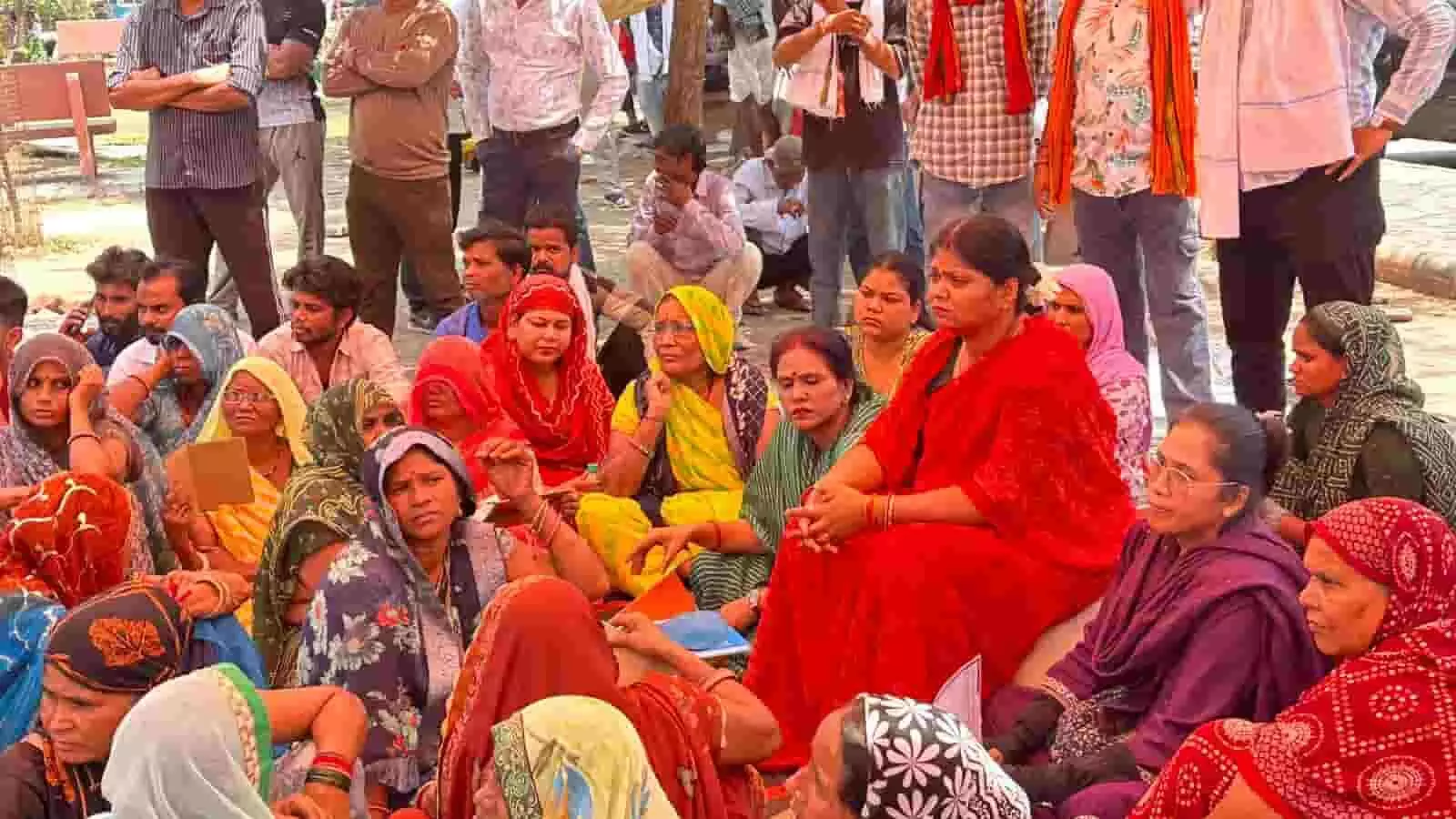 मेडिकल कॉलेज अस्पताल के बाहर जमीन पर बैठकर धरना देती महिला कांग्रेस नेता और अन्य लोग। मेडिकल कॉलेज अस्पताल के बाहर जमीन पर बैठकर धरना देती महिला कांग्रेस नेता और अन्य लोग।