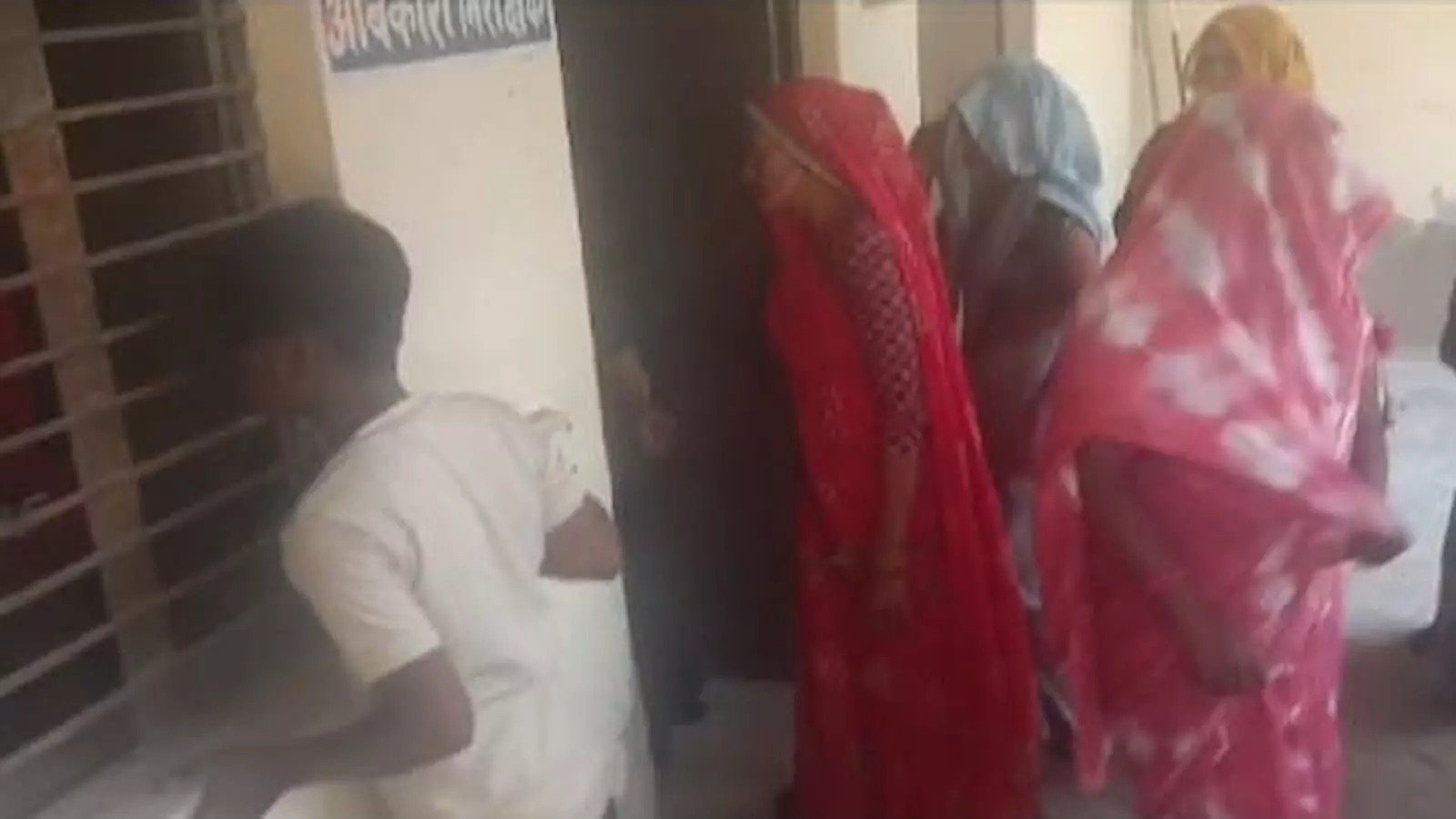 कामा गेट पर आबकारी कार्यालय के बाहर विरोध प्रदर्शन करतीं महिलाएं और खड़ा एक युवक। कामा गेट पर आबकारी कार्यालय के बाहर विरोध प्रदर्शन करतीं महिलाएं और खड़ा एक युवक।