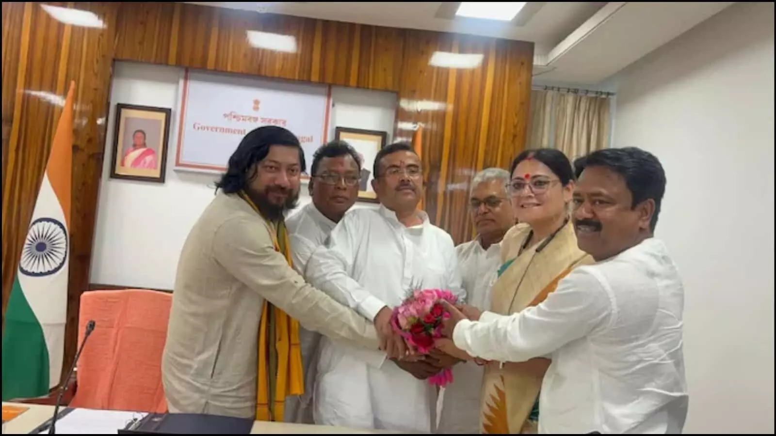 कोलकाता में कैबिनेट बैठक के दौरान सहयोगियों के साथ मुख्यमंत्री शुभेंदु अधिकारी और भाजपा नेता दिलीप घोष। कोलकाता में कैबिनेट बैठक के दौरान सहयोगियों के साथ मुख्यमंत्री शुभेंदु अधिकारी और भाजपा नेता दिलीप घोष।