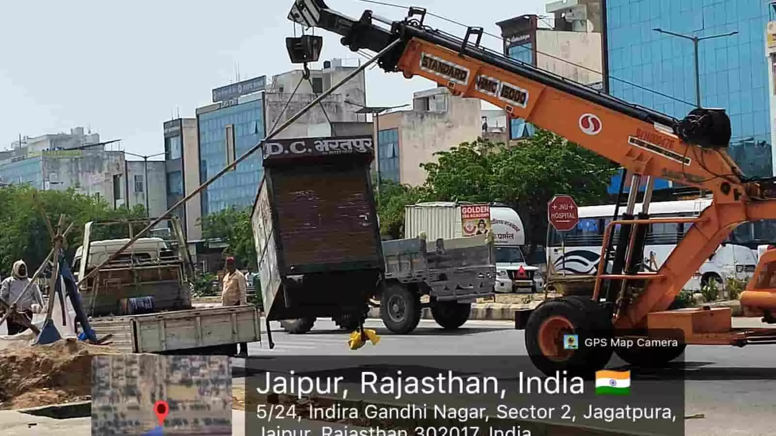 जयपुर के जगतपुरा में क्रेन द्वारा सड़क किनारे से अवैध केबिन हटाती नगर निगम की टीम। जयपुर के जगतपुरा में क्रेन द्वारा सड़क किनारे से अवैध केबिन हटाती नगर निगम की टीम।