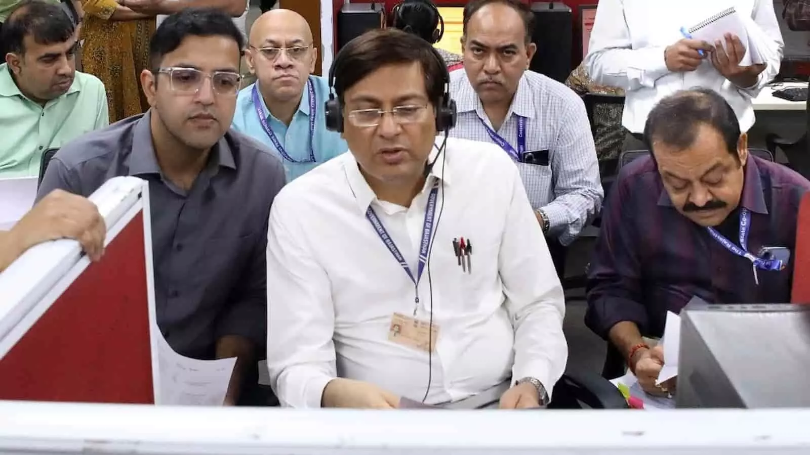 शासन सचिवालय के 181 हेल्पलाइन कंट्रोल रूम में हेडफोन लगाकर जनसुनवाई करते शासन सचिव डॉ. समित शर्मा। शासन सचिवालय के 181 हेल्पलाइन कंट्रोल रूम में हेडफोन लगाकर जनसुनवाई करते शासन सचिव डॉ. समित शर्मा।