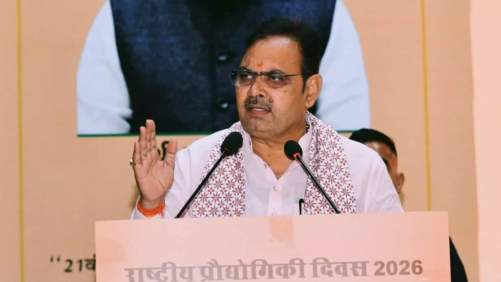 मुख्यमंत्री भजनलाल शर्मा जयपुर के झारखंड महादेव मंदिर में पोडियम पर भाषण देते हुए। मुख्यमंत्री भजनलाल शर्मा जयपुर के झारखंड महादेव मंदिर में पोडियम पर भाषण देते हुए।