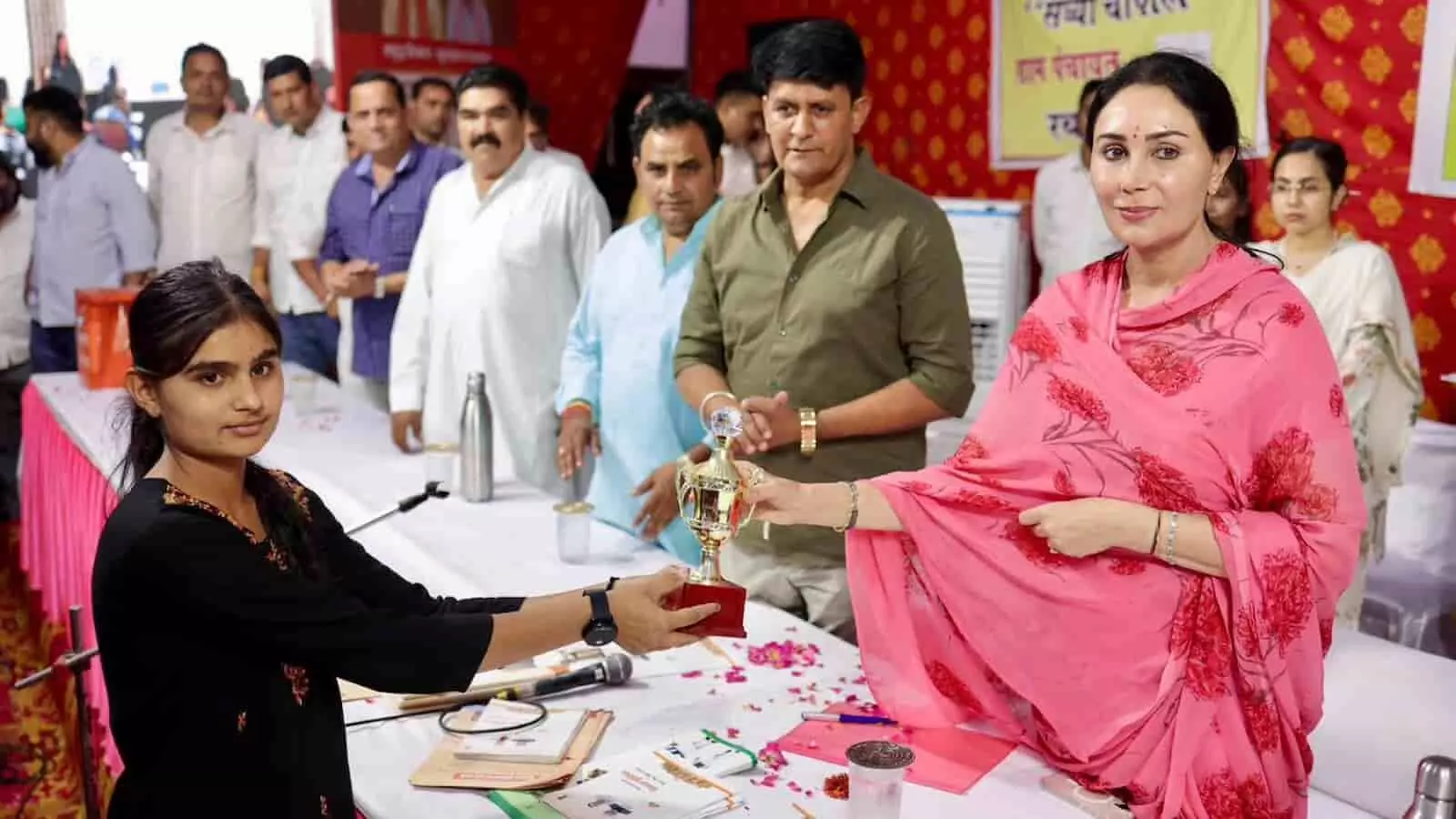मोरीजा में आयोजित कार्यक्रम के दौरान उपमुख्यमंत्री दिया कुमारी एक छात्रा को ट्रॉफी प्रदान करती हुईं। मोरीजा में आयोजित कार्यक्रम के दौरान उपमुख्यमंत्री दिया कुमारी एक छात्रा को ट्रॉफी प्रदान करती हुईं।