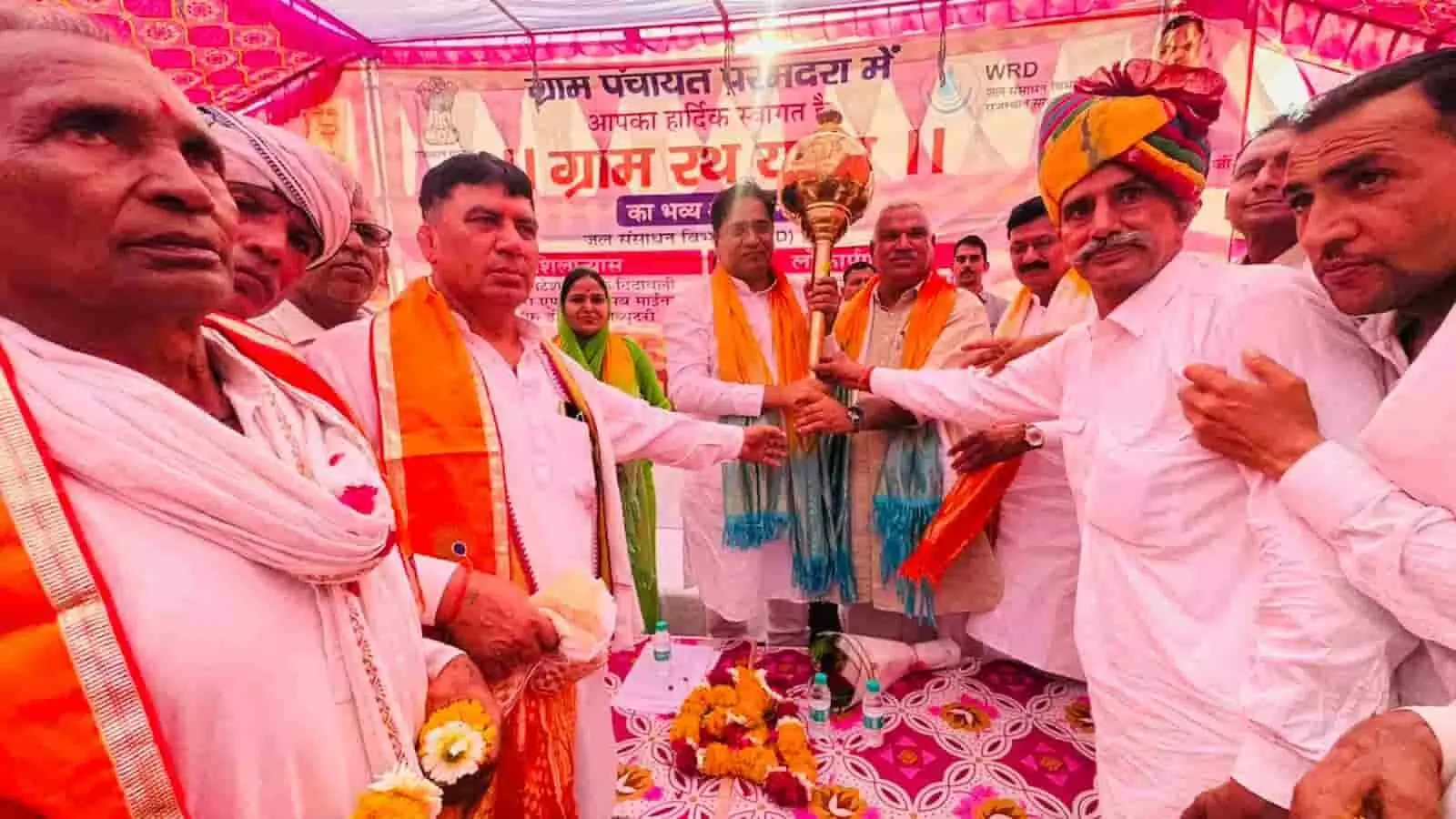 ग्राम परमदरा में जल संसाधन मंत्री सुरेश रावत और जवाहर सिंह बेढ़म सिंचाई परियोजना के लोकार्पण समारोह में। ग्राम परमदरा में जल संसाधन मंत्री सुरेश रावत और जवाहर सिंह बेढ़म सिंचाई परियोजना के लोकार्पण समारोह में।