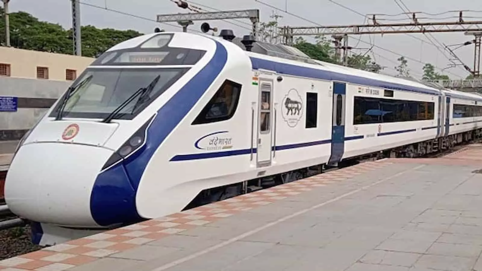 मुंबई मंडल के कसारा रेलवे स्टेशन पर खड़ी एक उपनगरीय लोकल ट्रेन बुनियादी ढांचे के रखरखाव के दौरान। मुंबई मंडल के कसारा रेलवे स्टेशन पर खड़ी एक उपनगरीय लोकल ट्रेन बुनियादी ढांचे के रखरखाव के दौरान।