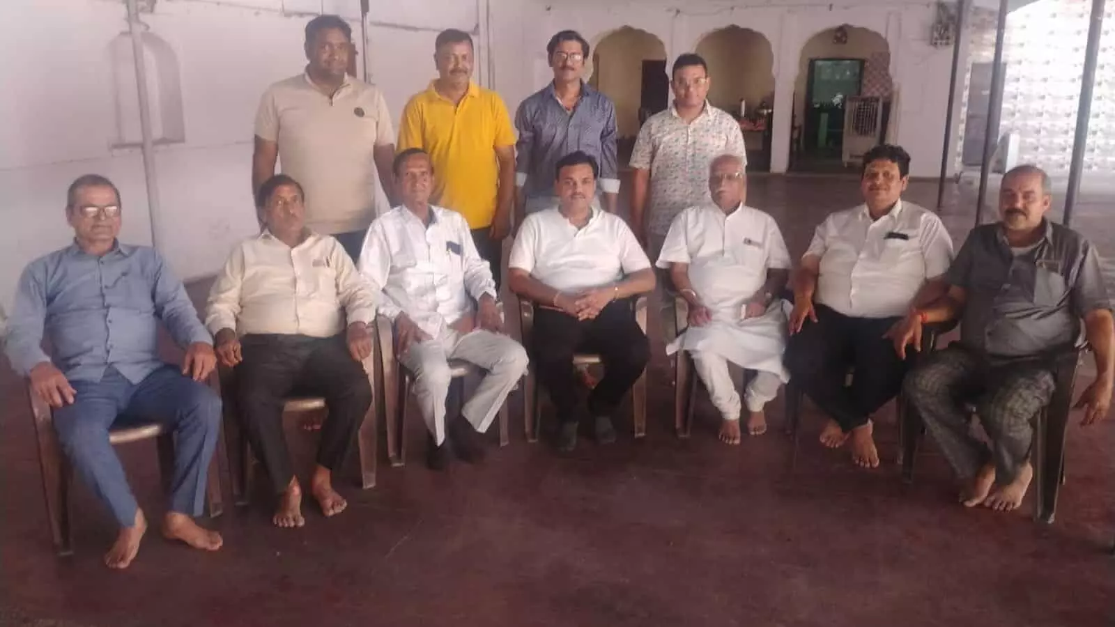 छोटी चौपड़ जयपुर के सीताराम मंदिर में बैठक करते अखिल भारतीय नाटाणी परिवार समिति के सदस्य। छोटी चौपड़ जयपुर के सीताराम मंदिर में बैठक करते अखिल भारतीय नाटाणी परिवार समिति के सदस्य।