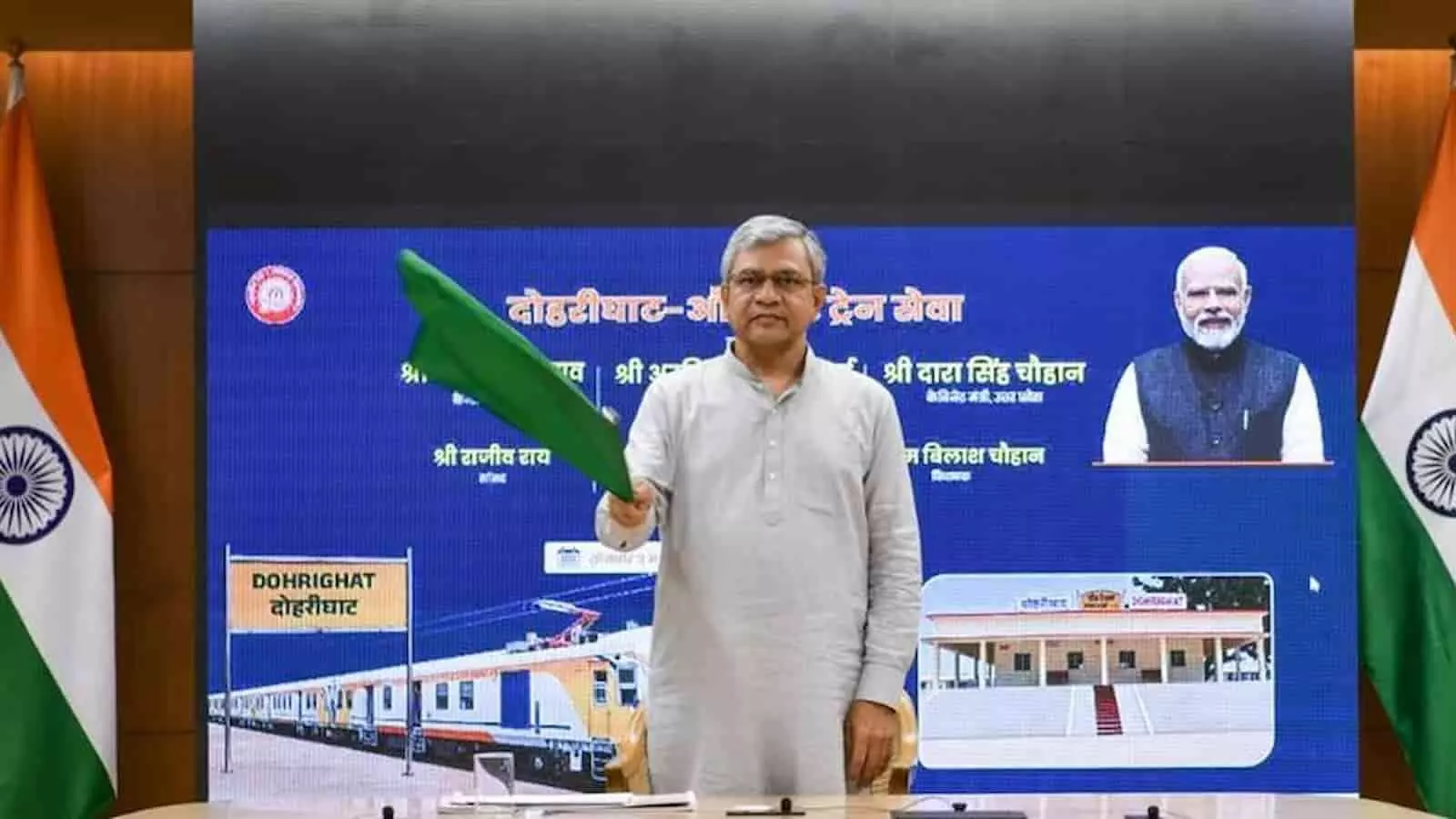 रेल मंत्री अश्विनी वैष्णव मऊ रेलवे स्टेशन पर नई पैसेंजर ट्रेन को हरी झंडी दिखाकर रवाना कर रहे हैं। रेल मंत्री अश्विनी वैष्णव मऊ रेलवे स्टेशन पर नई पैसेंजर ट्रेन को हरी झंडी दिखाकर रवाना कर रहे हैं।