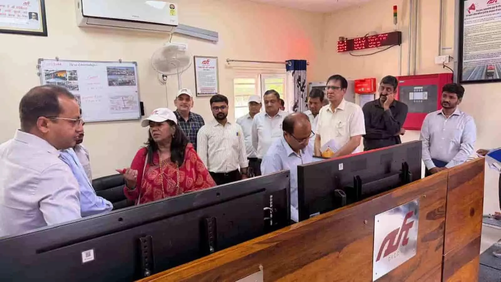 न्यू श्रीमाधोपुर डीएफसीसीआईएल स्टेशन के मॉक-अप सेंटर में अधिकारियों के साथ निरीक्षण करतीं सुश्री गीतिका पांडे। न्यू श्रीमाधोपुर डीएफसीसीआईएल स्टेशन के मॉक-अप सेंटर में अधिकारियों के साथ निरीक्षण करतीं सुश्री गीतिका पांडे।