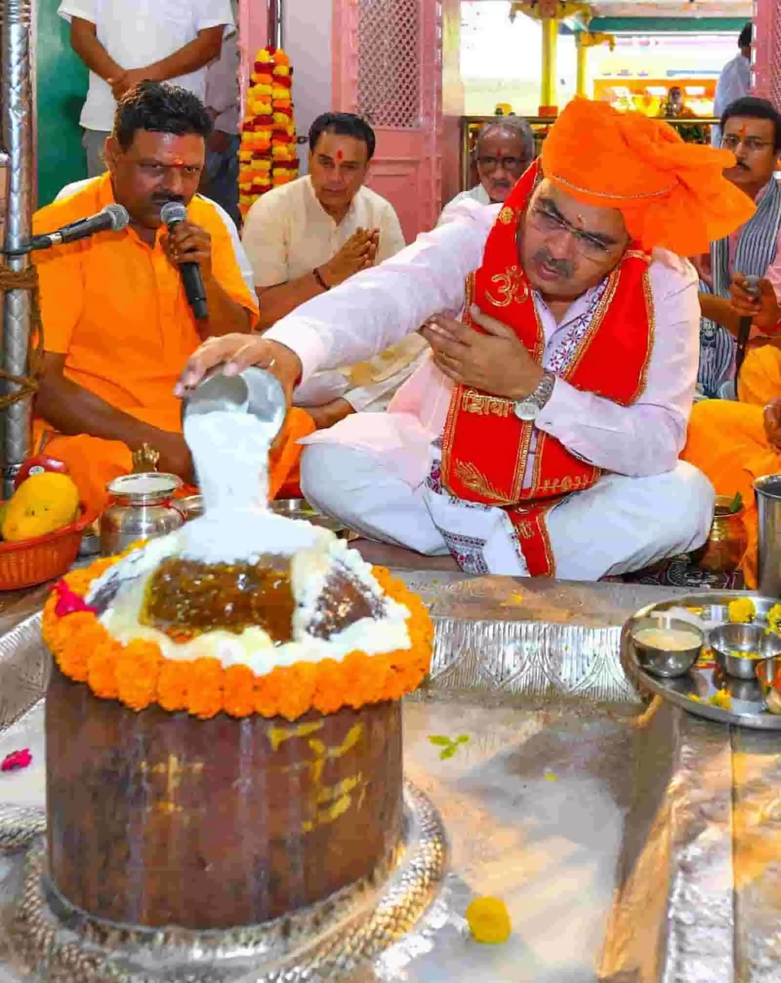 झारखंड महादेव मंदिर में मुख्यमंत्री भजनलाल शर्मा द्वारा शिवलिंग पर पंचामृत से अभिषेक और पूजा की जा रही है। झारखंड महादेव मंदिर में मुख्यमंत्री भजनलाल शर्मा द्वारा शिवलिंग पर पंचामृत से अभिषेक और पूजा की जा रही है।