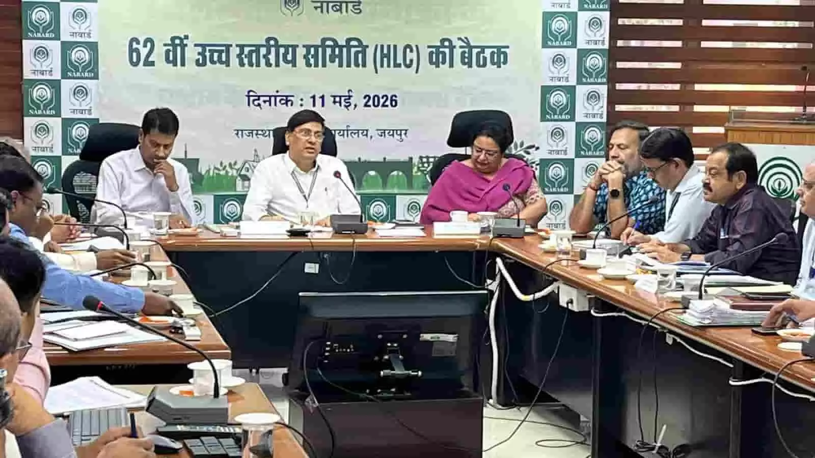जयपुर में नाबार्ड कार्यालय के भीतर उच्च स्तरीय बैठक की अध्यक्षता करते डॉ. समित शर्मा और अन्य वरिष्ठ अधिकारी। जयपुर में नाबार्ड कार्यालय के भीतर उच्च स्तरीय बैठक की अध्यक्षता करते डॉ. समित शर्मा और अन्य वरिष्ठ अधिकारी।