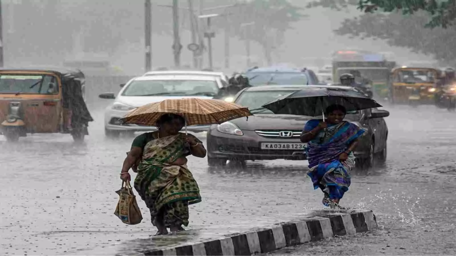 बारिश में भीगती सड़क पर छतरी लिए पैदल चलते लोग और पीछे आती गाड़ियां दिख रही हैं। बारिश में भीगती सड़क पर छतरी लिए पैदल चलते लोग और पीछे आती गाड़ियां दिख रही हैं।