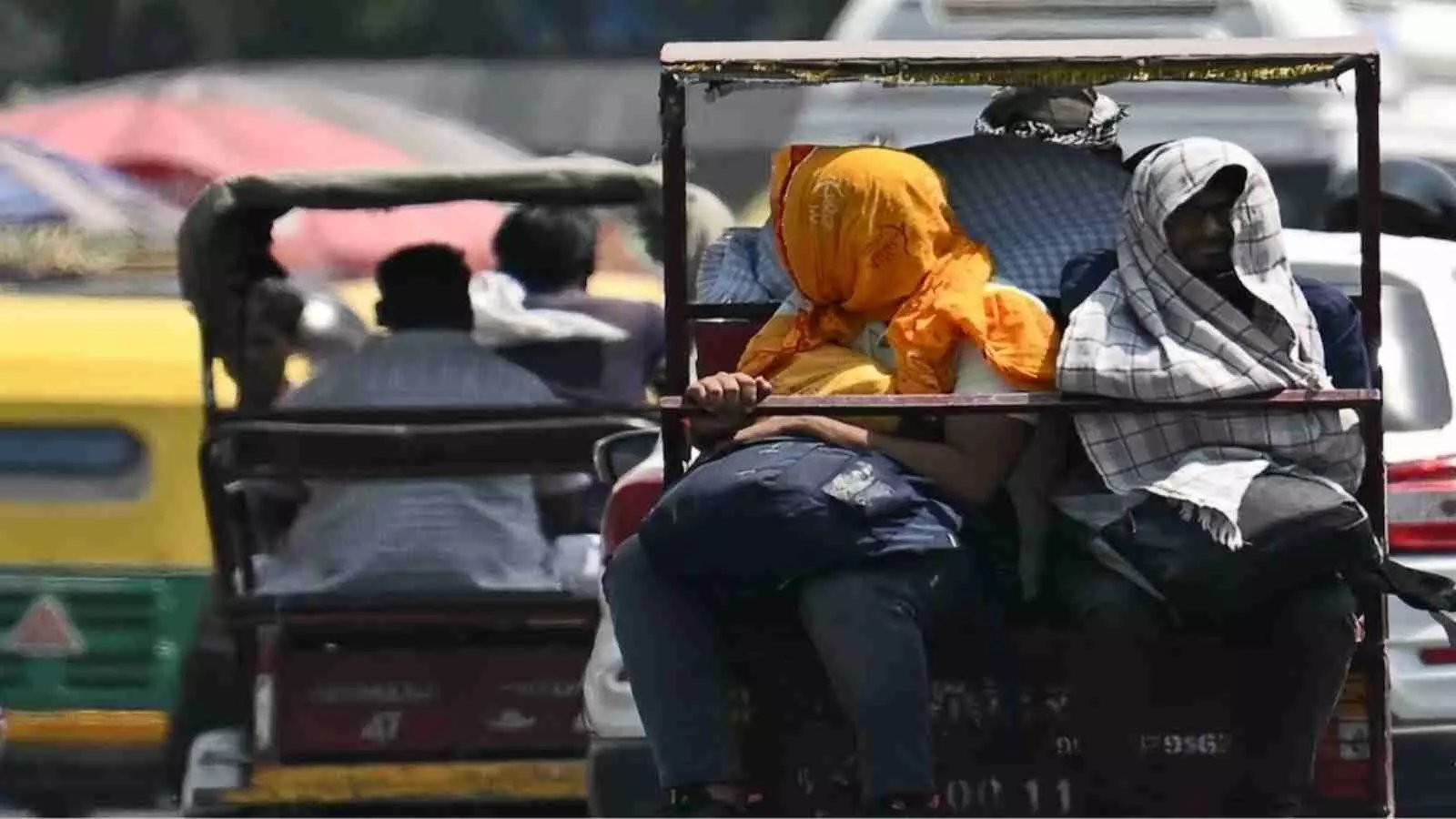 ई-रिक्शा में बैठे दो यात्री धूप से बचने के लिए चेहरे को कपड़े से ढंककर सफर कर रहे हैं। ई-रिक्शा में बैठे दो यात्री धूप से बचने के लिए चेहरे को कपड़े से ढंककर सफर कर रहे हैं।