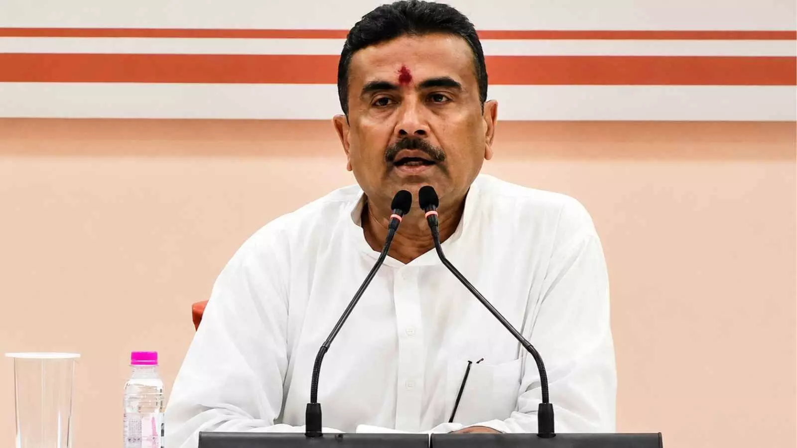 माइक्रोफोन के सामने बैठकर बोलते हुए मुख्यमंत्री सुवेंदु अधिकारी कोलकाता में प्रशासनिक बैठक के दौरान। माइक्रोफोन के सामने बैठकर बोलते हुए मुख्यमंत्री सुवेंदु अधिकारी कोलकाता में प्रशासनिक बैठक के दौरान।