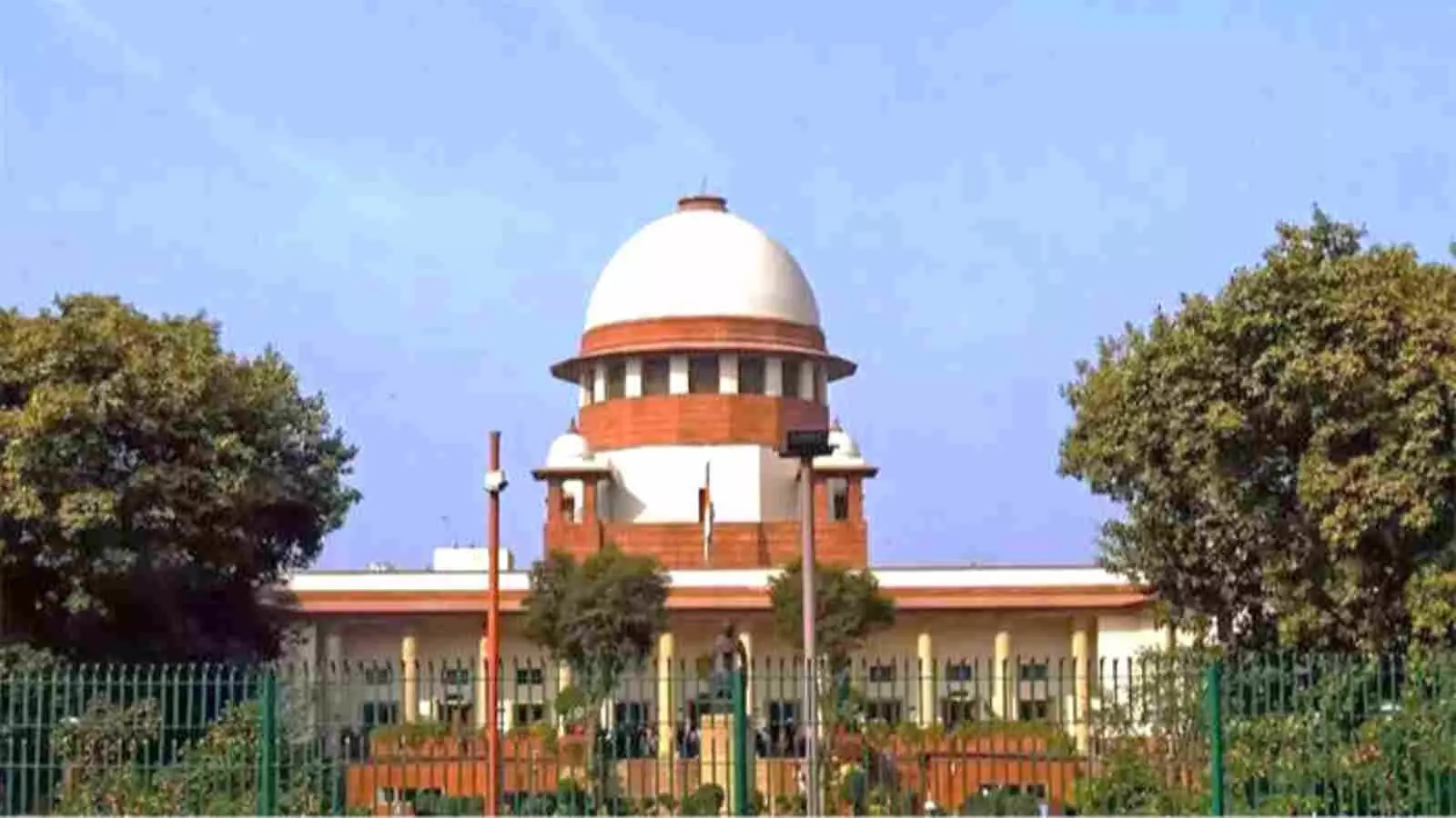 नई दिल्ली में स्थित भारत का सर्वोच्च न्यायालय भवन मुख्य प्रवेश द्वार के साथ दिख रहा है।
