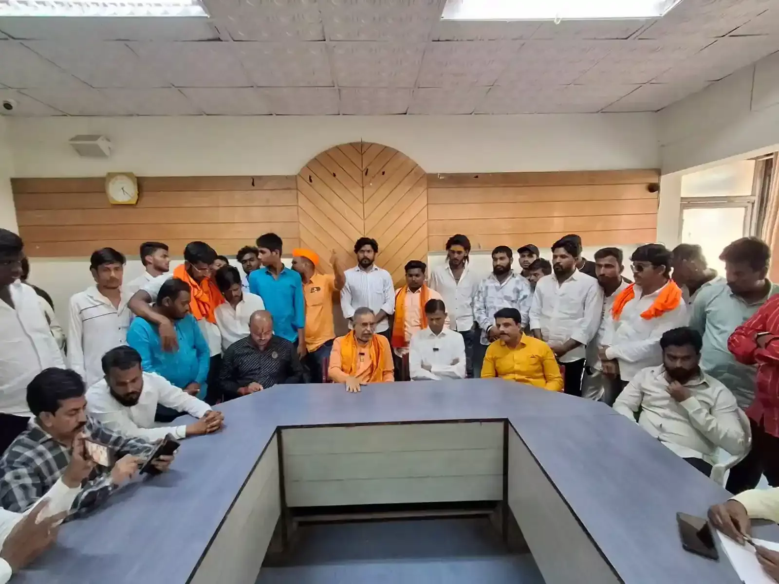 लातूर में पत्रकार परिषद के दौरान मिलिंद एकबोटे मंच पर बैठे हुए भाषण दे रहे हैं। लातूर में पत्रकार परिषद के दौरान मिलिंद एकबोटे मंच पर बैठे हुए भाषण दे रहे हैं।
