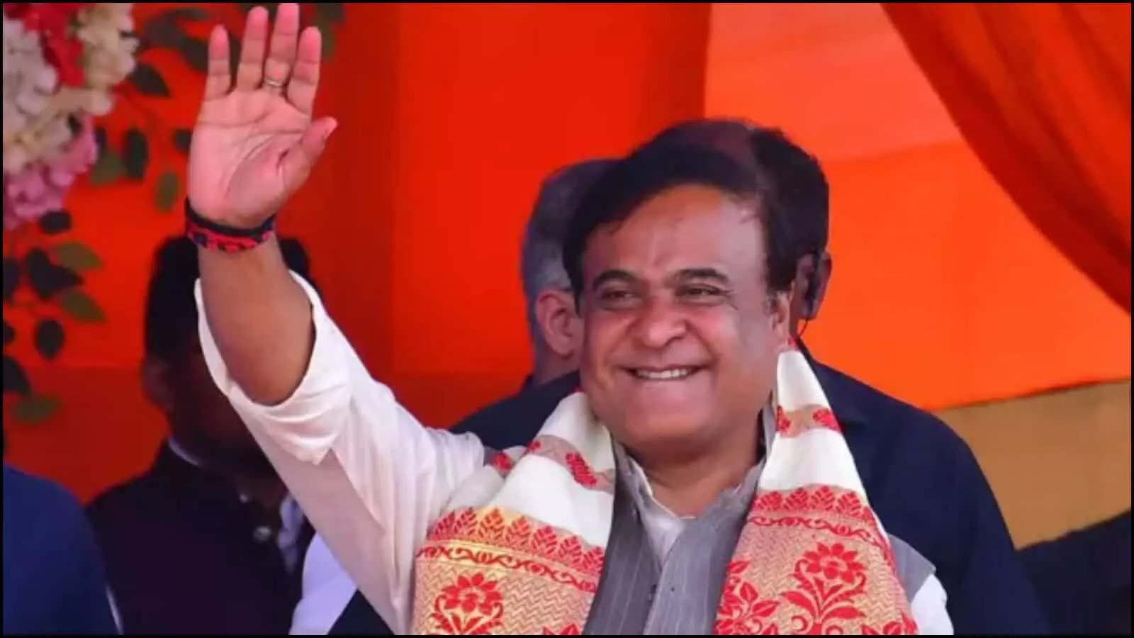गुवाहाटी में शपथ ग्रहण समारोह के दौरान हाथ हिलाकर जनता का अभिवादन करते मुख्यमंत्री हिमंत बिस्वा सरमा। गुवाहाटी में शपथ ग्रहण समारोह के दौरान हाथ हिलाकर जनता का अभिवादन करते मुख्यमंत्री हिमंत बिस्वा सरमा।