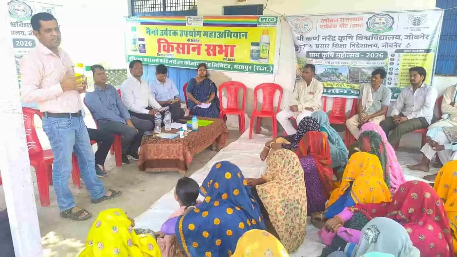 इंद्रौली गांव में आयोजित किसान सभा में प्रशिक्षक नैनो उर्वरक की बोतल दिखाकर किसानों को जानकारी दे रहे हैं। इंद्रौली गांव में आयोजित किसान सभा में प्रशिक्षक नैनो उर्वरक की बोतल दिखाकर किसानों को जानकारी दे रहे हैं।