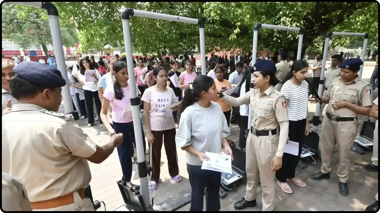 परीक्षा केंद्र के बाहर पुलिसकर्मी महिला परीक्षार्थी की सुरक्षा जांच करते हुए नीट यूजी 2026 के संदर्भ में। परीक्षा केंद्र के बाहर पुलिसकर्मी महिला परीक्षार्थी की सुरक्षा जांच करते हुए नीट यूजी 2026 के संदर्भ में।