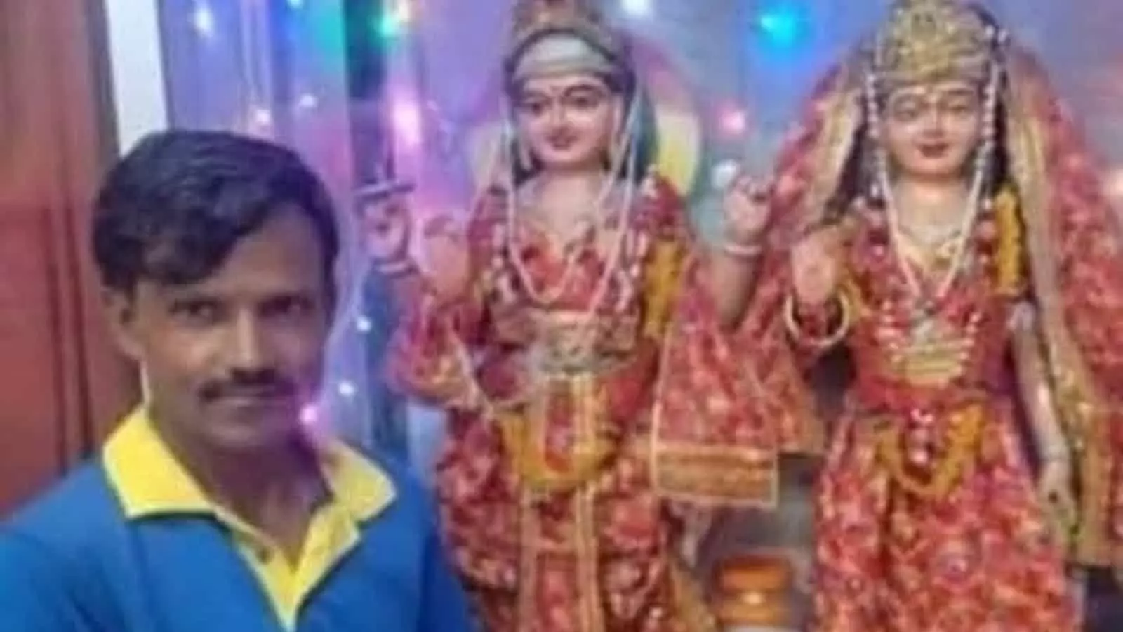 मंदिर में सजी विष्णु लक्ष्मी की प्रतिमा के पास प्रार्थना करता व्यक्ति अपरा एकादशी संदर्भ। मंदिर में सजी विष्णु लक्ष्मी की प्रतिमा के पास प्रार्थना करता व्यक्ति अपरा एकादशी संदर्भ।