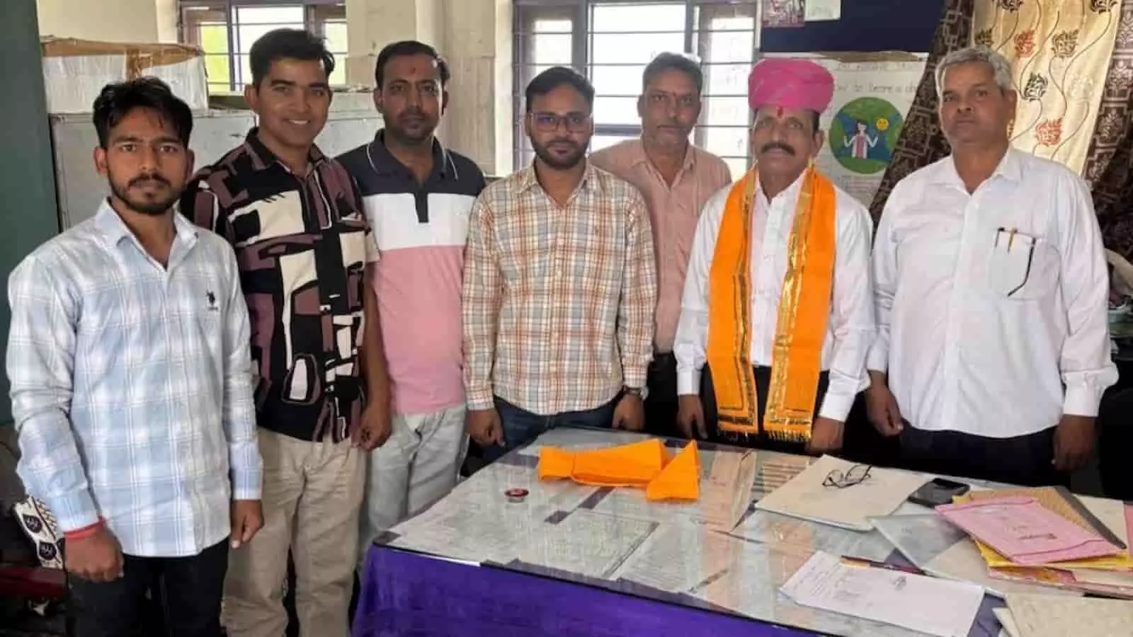 आमेट के सरकारी स्कूल कार्यालय में सीबीईओ नारायण सिंह राव और विद्यालय स्टाफ निरीक्षण के दौरान खड़े हुए। आमेट के सरकारी स्कूल कार्यालय में सीबीईओ नारायण सिंह राव और विद्यालय स्टाफ निरीक्षण के दौरान खड़े हुए।