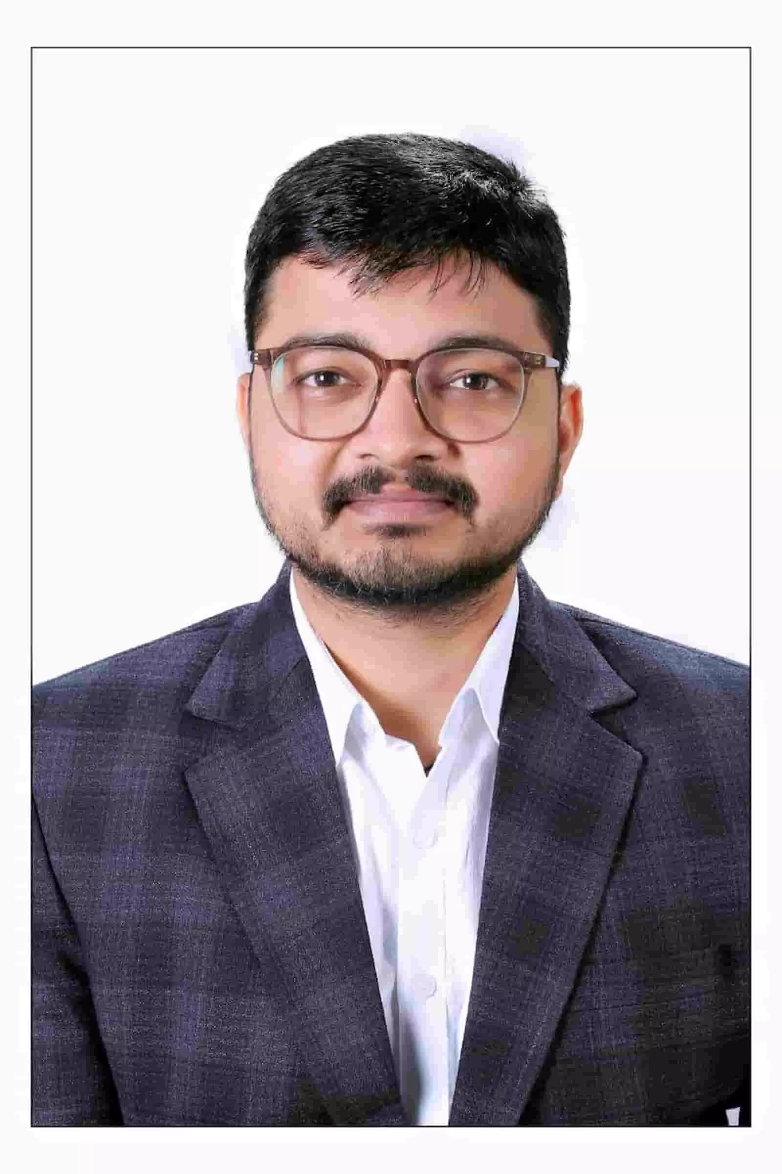 चश्मा और कोट पहने हुए डॉ. अजय जैन का फतहनगर में पीएचडी उपलब्धि हेतु औपचारिक चित्र। चश्मा और कोट पहने हुए डॉ. अजय जैन का फतहनगर में पीएचडी उपलब्धि हेतु औपचारिक चित्र।