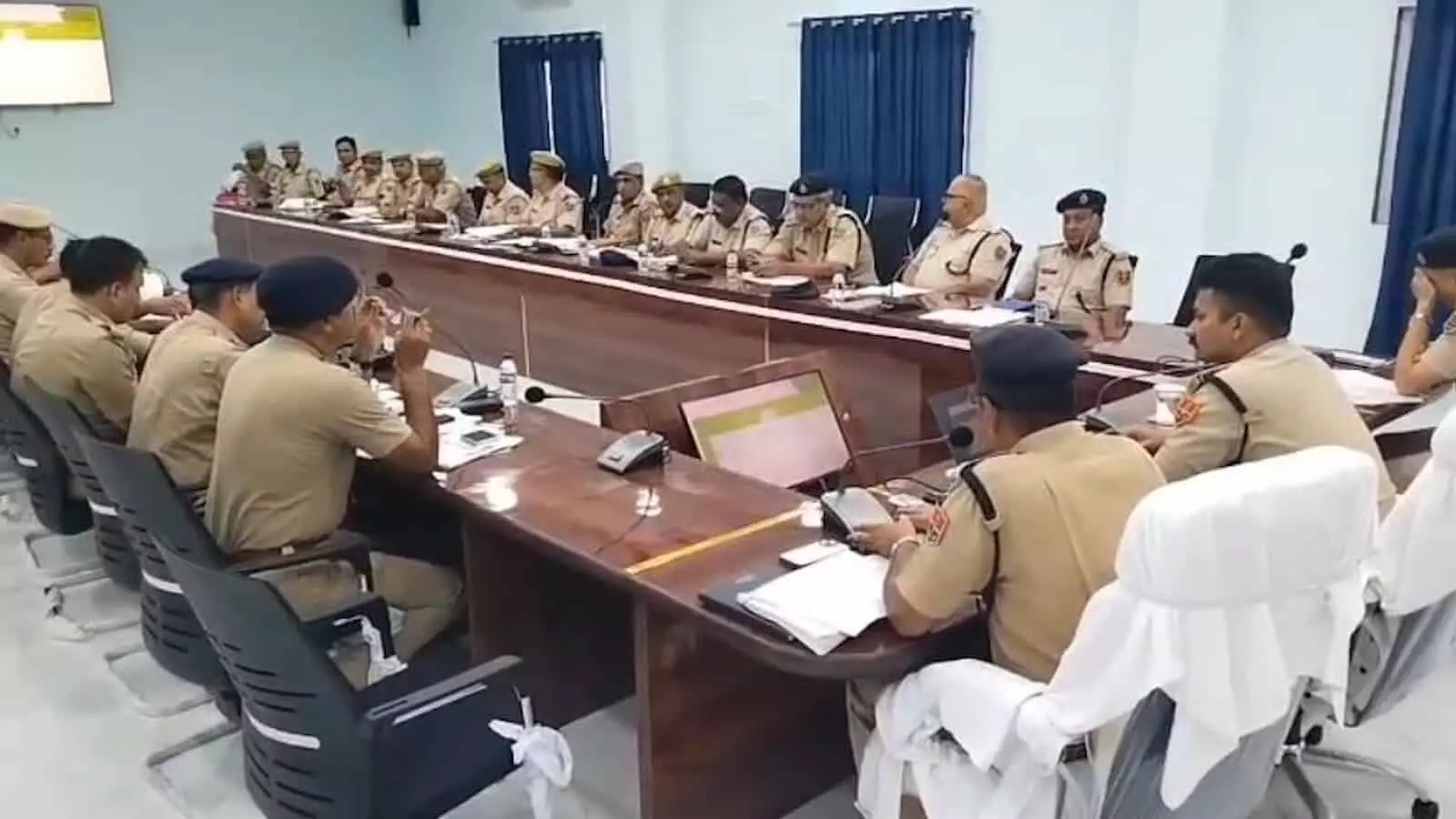 प्रतापगढ़ पुलिस लाइन सभागार में एसपी बी. आदित्य और अन्य पुलिस अधिकारी क्राइम मीटिंग करते हुए। प्रतापगढ़ पुलिस लाइन सभागार में एसपी बी. आदित्य और अन्य पुलिस अधिकारी क्राइम मीटिंग करते हुए।