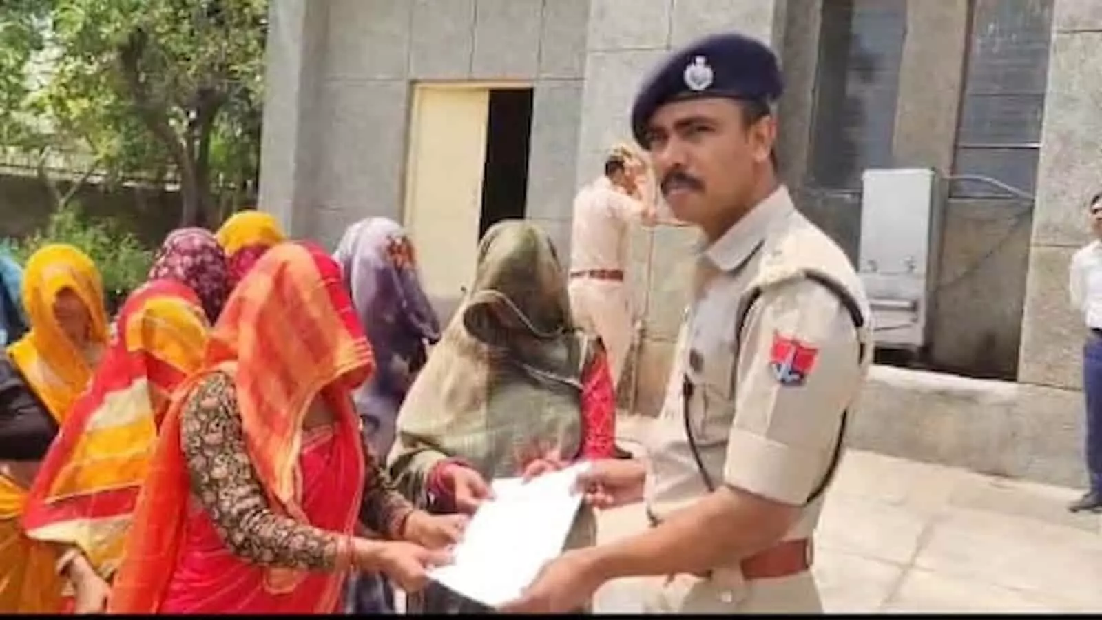 डीग में कामा गेट की महिलाएं पुलिस अधीक्षक को शराब ठेका हटाने हेतु ज्ञापन देते हुए। डीग में कामा गेट की महिलाएं पुलिस अधीक्षक को शराब ठेका हटाने हेतु ज्ञापन देते हुए।
