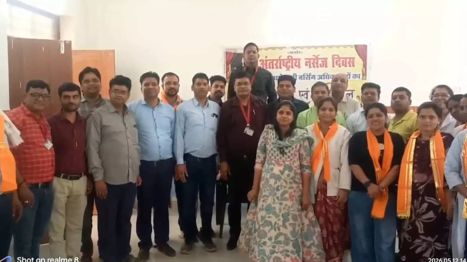 छोटीसादडी अस्पताल में अंतर्राष्ट्रीय नर्सेज दिवस पर समूह चित्र में खड़े चिकित्सक और नर्सिंग कर्मी। छोटीसादडी अस्पताल में अंतर्राष्ट्रीय नर्सेज दिवस पर समूह चित्र में खड़े चिकित्सक और नर्सिंग कर्मी।