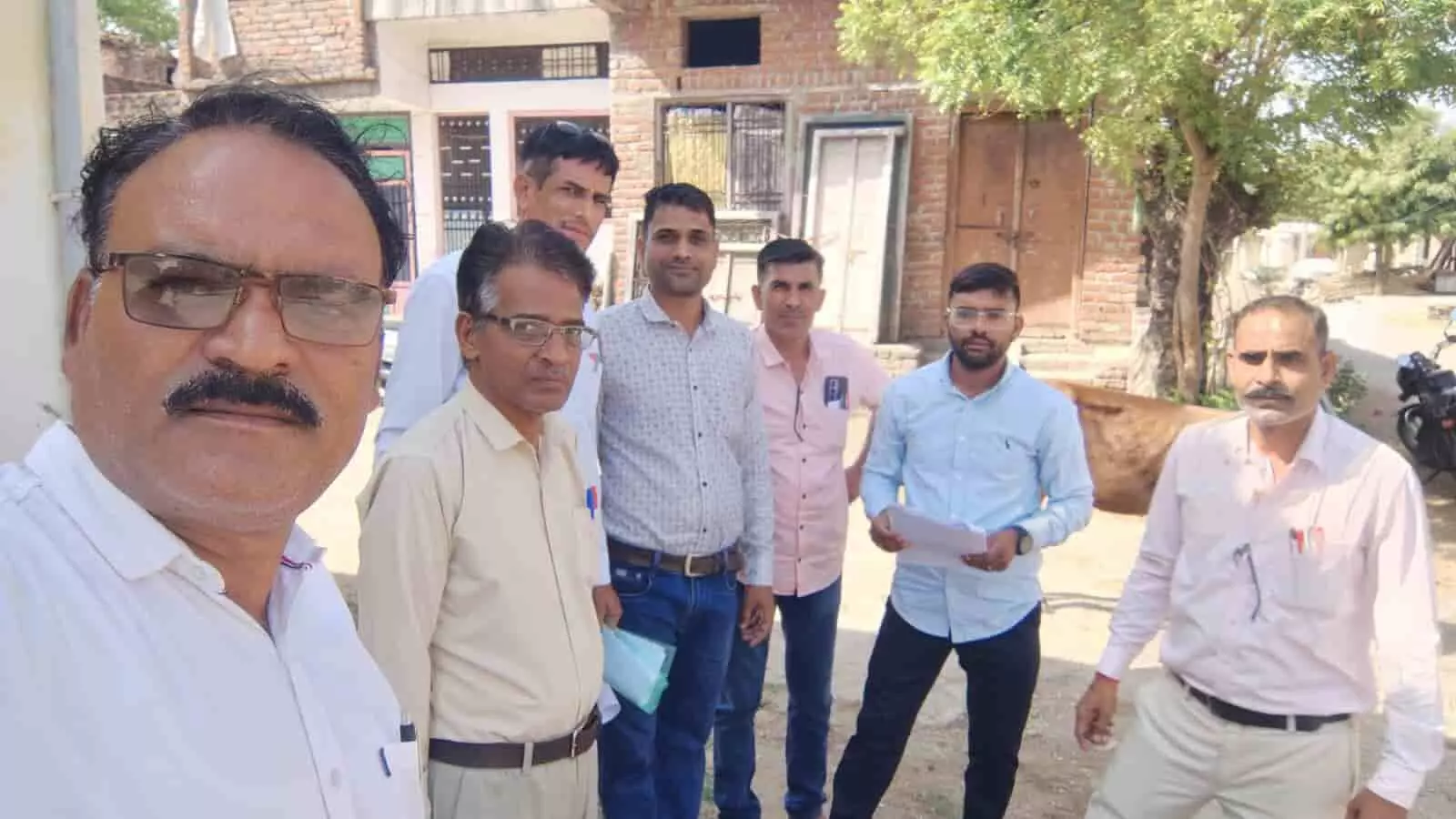 चंगेड़ी के रिहायशी इलाके में जनगणना संबंधी सर्वेक्षण के लिए एकत्रित हुए प्रशासनिक कर्मी और प्रगणक। चंगेड़ी के रिहायशी इलाके में जनगणना संबंधी सर्वेक्षण के लिए एकत्रित हुए प्रशासनिक कर्मी और प्रगणक।