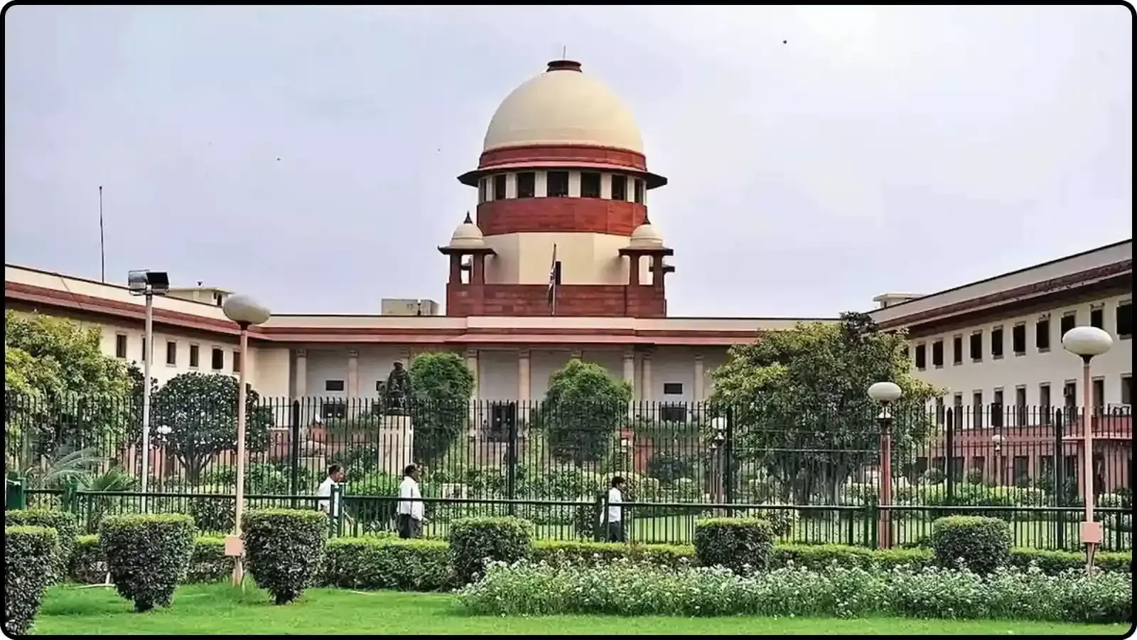 सुप्रीम कोर्ट की इमारत और सामने का बगीचा नई दिल्ली में कानूनी फैसले के संदर्भ में। सुप्रीम कोर्ट की इमारत और सामने का बगीचा नई दिल्ली में कानूनी फैसले के संदर्भ में।