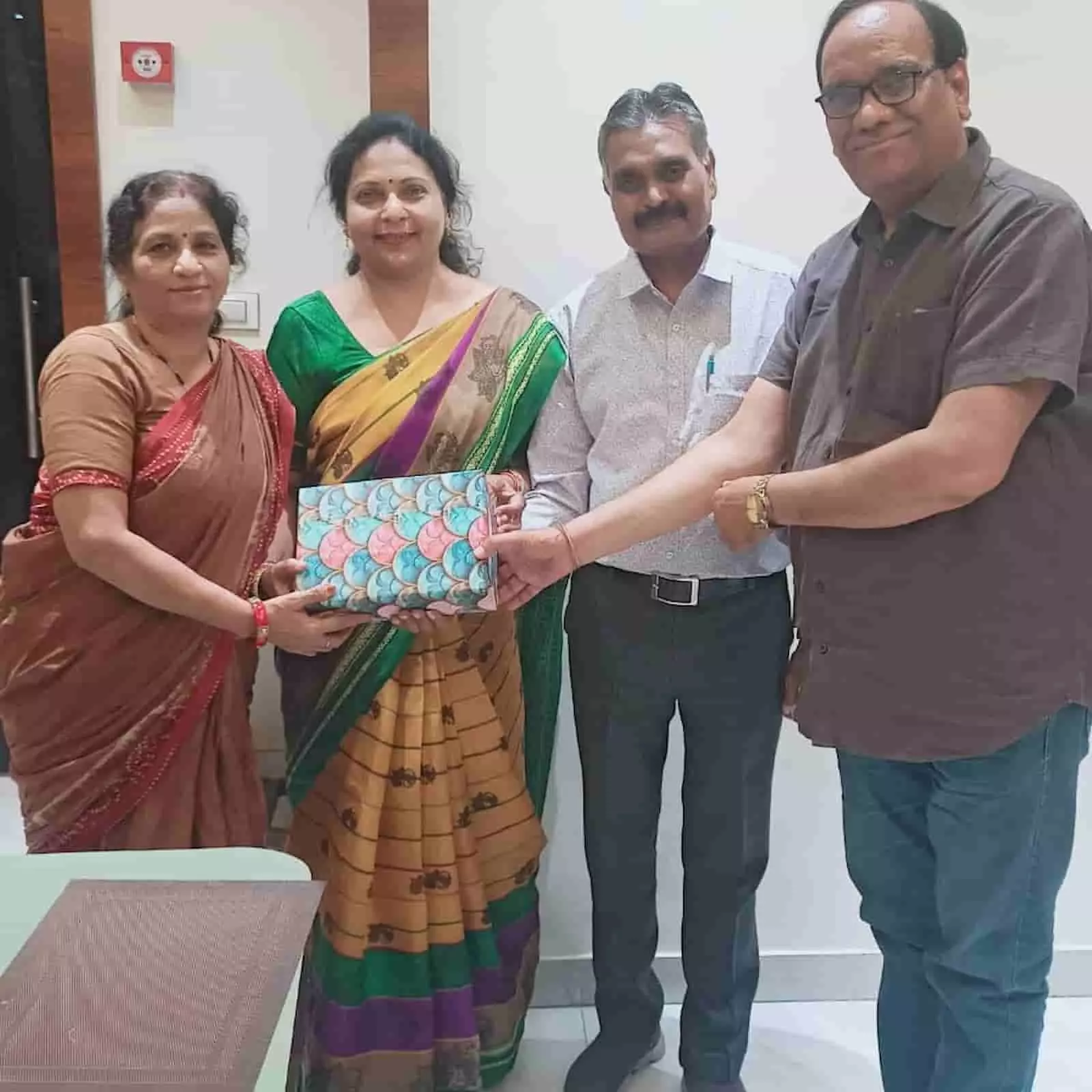 कोटा में आयोजित कार्यक्रम के दौरान उपहार भेंट करते प्रहरी फैमिली क्लब के सदस्य। कोटा में आयोजित कार्यक्रम के दौरान उपहार भेंट करते प्रहरी फैमिली क्लब के सदस्य।