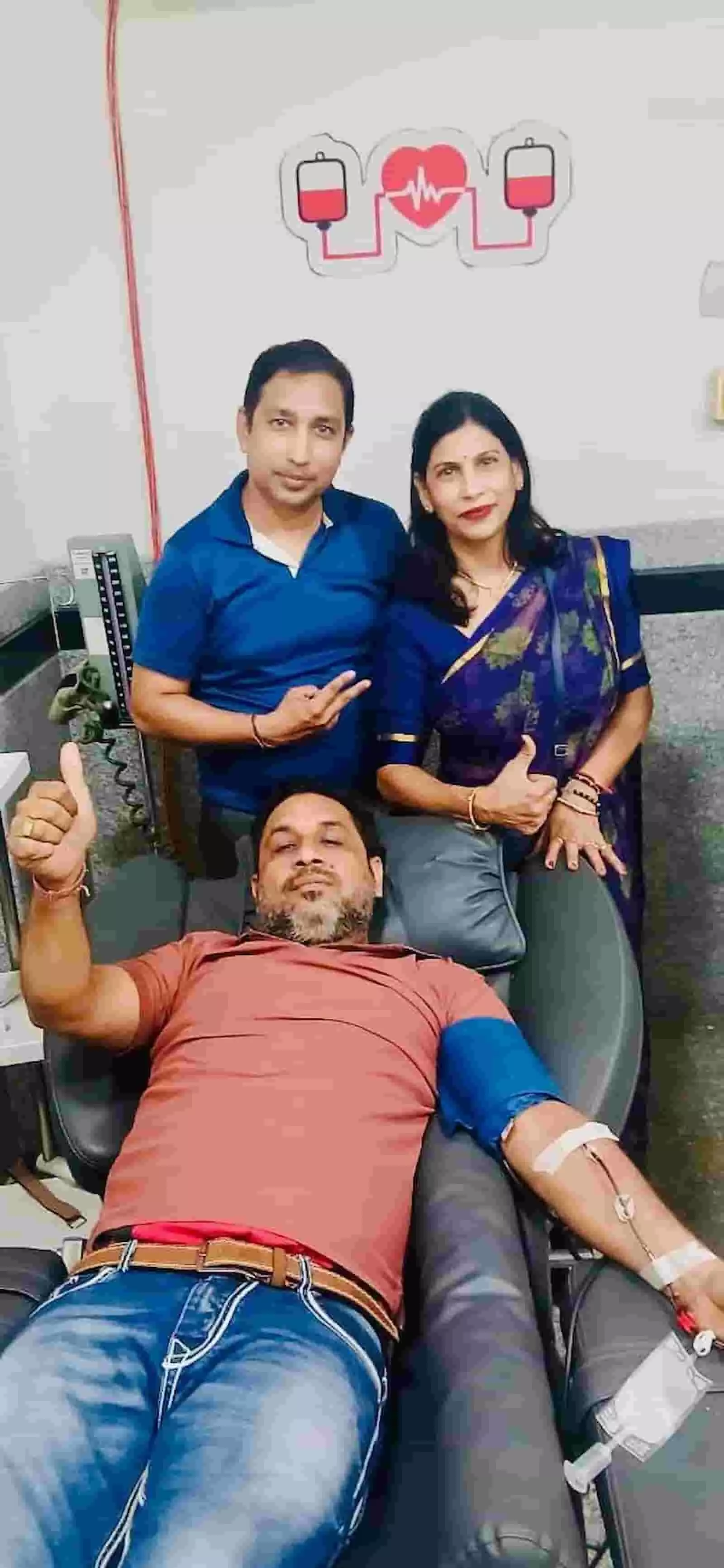 कोटा के ब्लड बैंक में प्रकाश रिझवानी मरीज के लिए प्लेटलेट्स डोनेट करते हुए थम्स-अप दिखा रहे हैं। कोटा के ब्लड बैंक में प्रकाश रिझवानी मरीज के लिए प्लेटलेट्स डोनेट करते हुए थम्स-अप दिखा रहे हैं।
