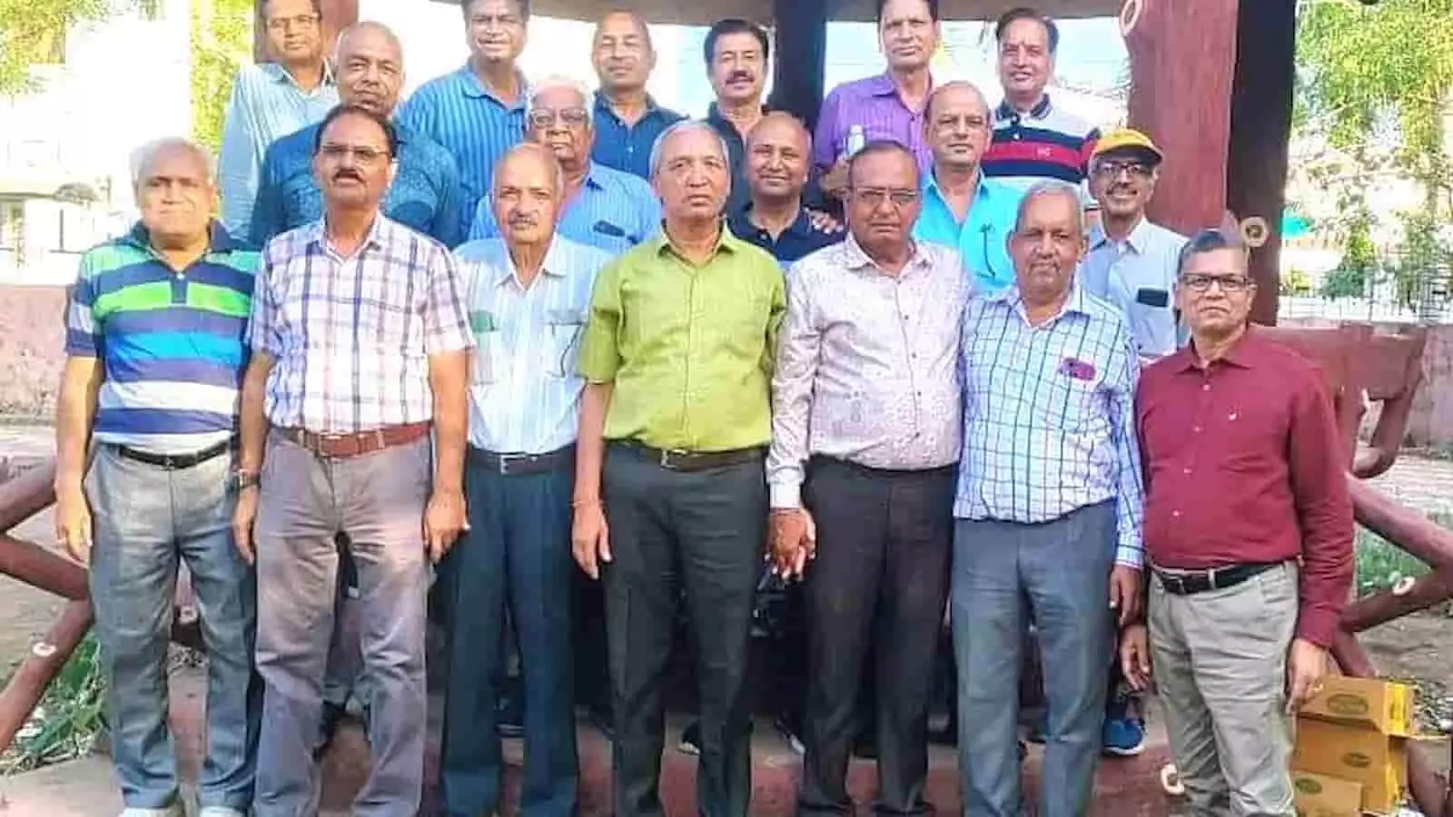 सुभाषनगर भीलवाड़ा में एसबीबीजे निवृतमान सदस्य संस्थान की बैठक के दौरान समूह में खड़े सदस्य और पदाधिकारी। सुभाषनगर भीलवाड़ा में एसबीबीजे निवृतमान सदस्य संस्थान की बैठक के दौरान समूह में खड़े सदस्य और पदाधिकारी।