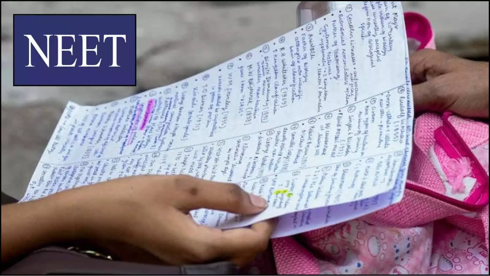 हाथों में पकड़ा हुआ हस्तलिखित दस्तावेज जिसमें नीट परीक्षा के सवाल दिख रहे हैं। हाथों में पकड़ा हुआ हस्तलिखित दस्तावेज जिसमें नीट परीक्षा के सवाल दिख रहे हैं।