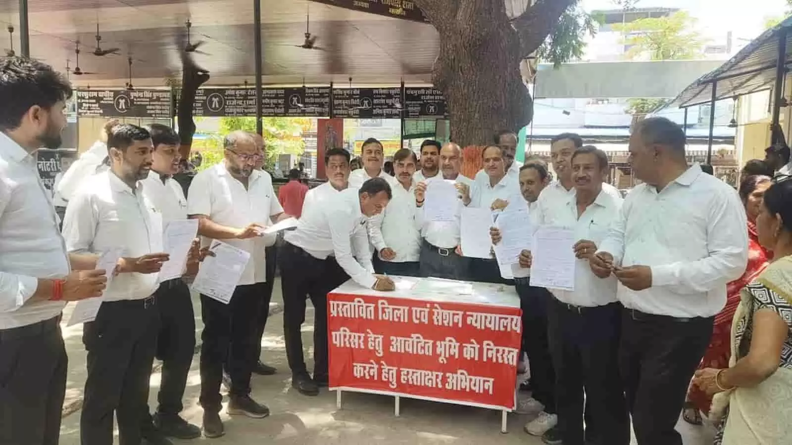 भीलवाड़ा कोर्ट परिसर में नवीन भूमि आवंटन के विरोध में याचिका पर हस्ताक्षर करते हुए अधिवक्ता। भीलवाड़ा कोर्ट परिसर में नवीन भूमि आवंटन के विरोध में याचिका पर हस्ताक्षर करते हुए अधिवक्ता।