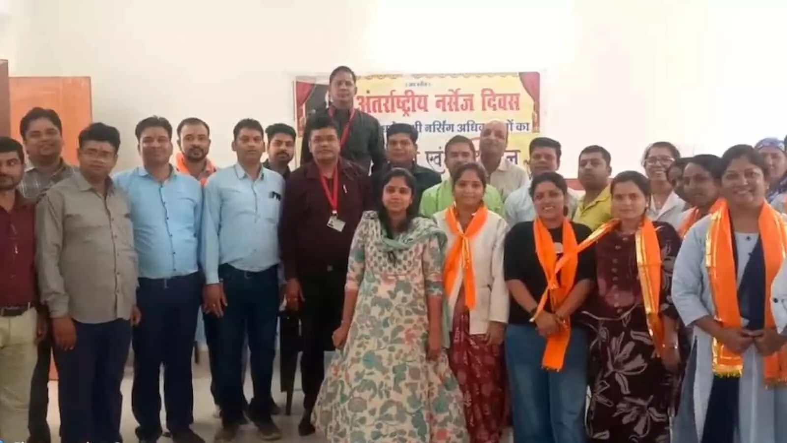 छोटीसादड़ी उप जिला चिकित्सालय में अंतर्राष्ट्रीय नर्सेज दिवस समारोह के दौरान सामूहिक छायाचित्र में उपस्थित नर्सिंग कर्मी और अधिकारी। छोटीसादड़ी उप जिला चिकित्सालय में अंतर्राष्ट्रीय नर्सेज दिवस समारोह के दौरान सामूहिक छायाचित्र में उपस्थित नर्सिंग कर्मी और अधिकारी।