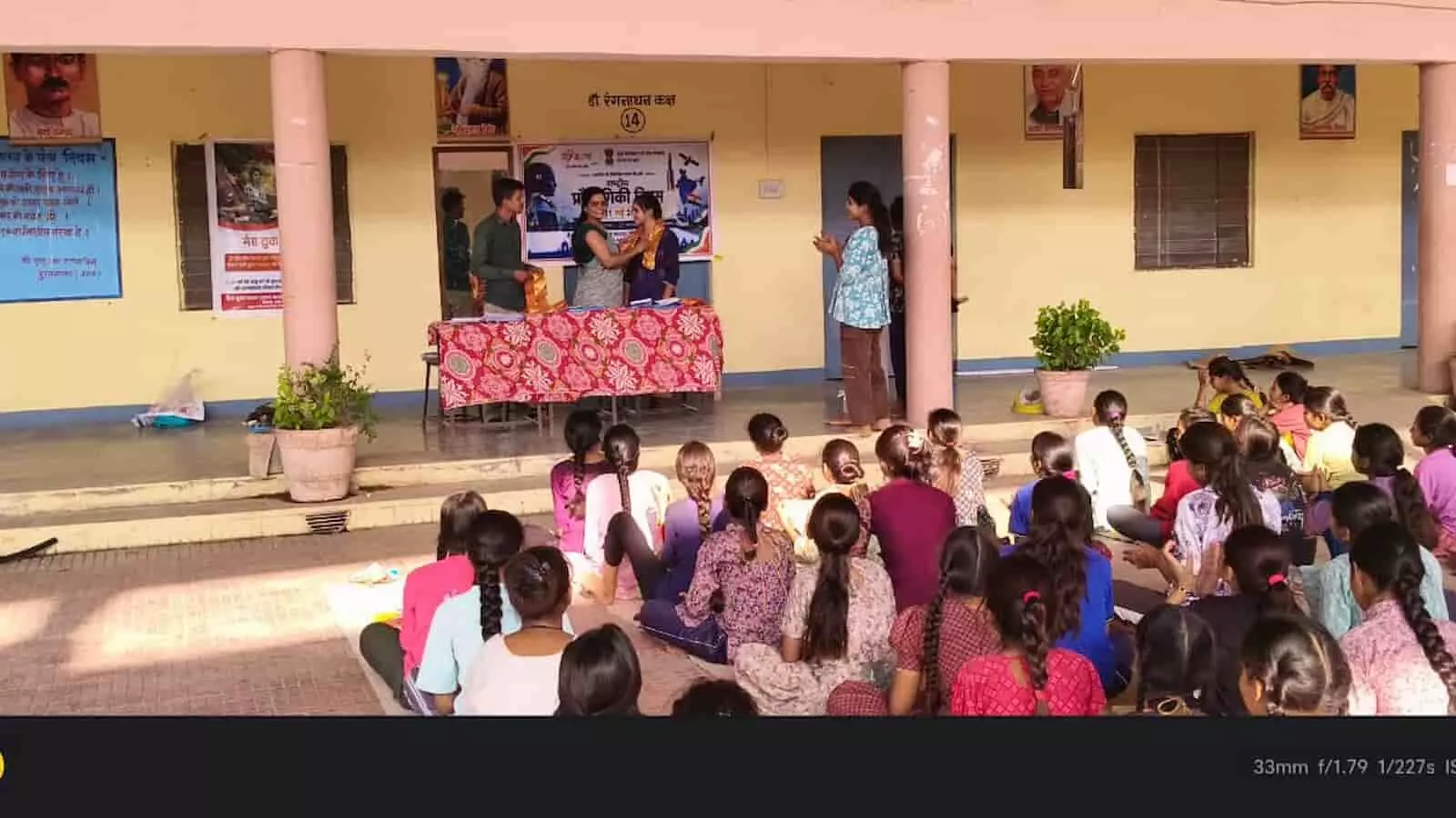 विद्यालय परिसर में पुरस्कार वितरण समारोह के दौरान शिक्षिका द्वारा छात्रा को सम्मानित किया जाना। विद्यालय परिसर में पुरस्कार वितरण समारोह के दौरान शिक्षिका द्वारा छात्रा को सम्मानित किया जाना।