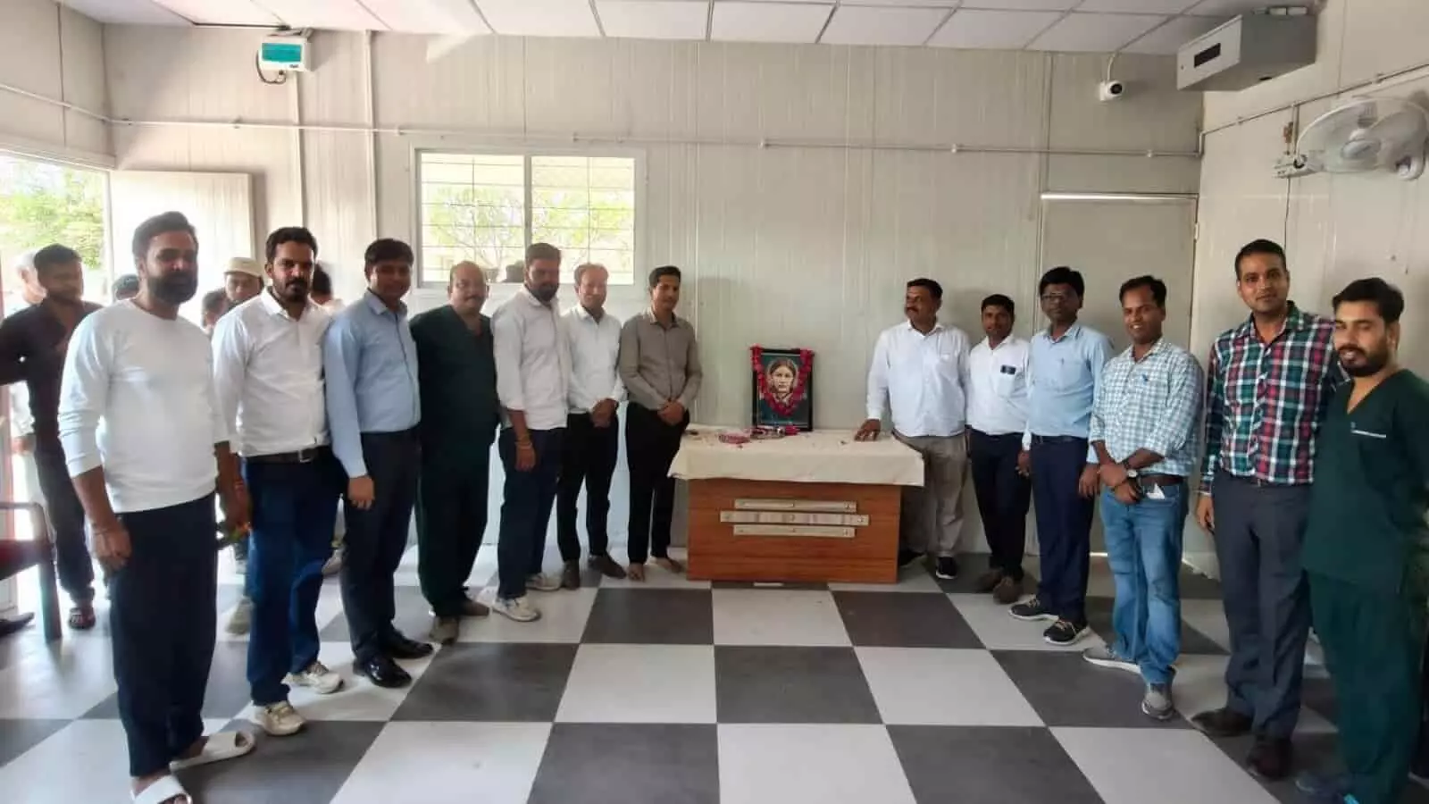 जिला चिकित्सालय निंबाहेड़ा में अंतर्राष्ट्रीय नर्सेज दिवस पर फ्लोरेंस नाइटिंगेल को पुष्पांजलि अर्पित करते नर्सिंग अधिकारी। जिला चिकित्सालय निंबाहेड़ा में अंतर्राष्ट्रीय नर्सेज दिवस पर फ्लोरेंस नाइटिंगेल को पुष्पांजलि अर्पित करते नर्सिंग अधिकारी।