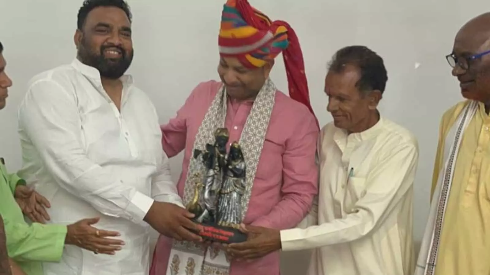 ब्यावर विधायक कार्यालय में भाजपा महामंत्री भूपेंद्र सैनी को स्मृति चिन्ह भेंट करते विधायक शंकर सिंह रावत और कार्यकर्ता।