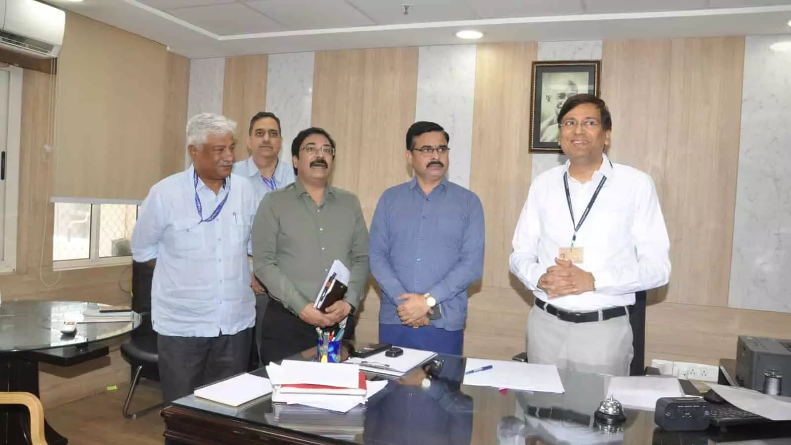 नेहरू सहकार भवन में डॉ. समित शर्मा और उत्तर प्रदेश का प्रतिनिधिमंडल गोदाम निर्माण पर चर्चा करते हुए।