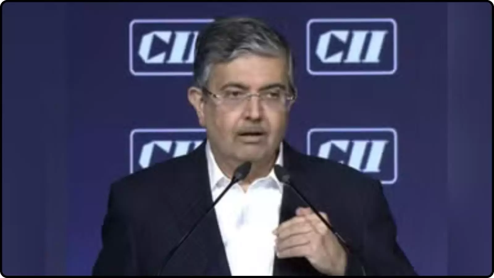 नीले सूट और चश्मे में उदय कोटक मुंबई में आर्थिक समिट के दौरान संबोधन के संदर्भ में। नीले सूट और चश्मे में उदय कोटक मुंबई में आर्थिक समिट के दौरान संबोधन के संदर्भ में।