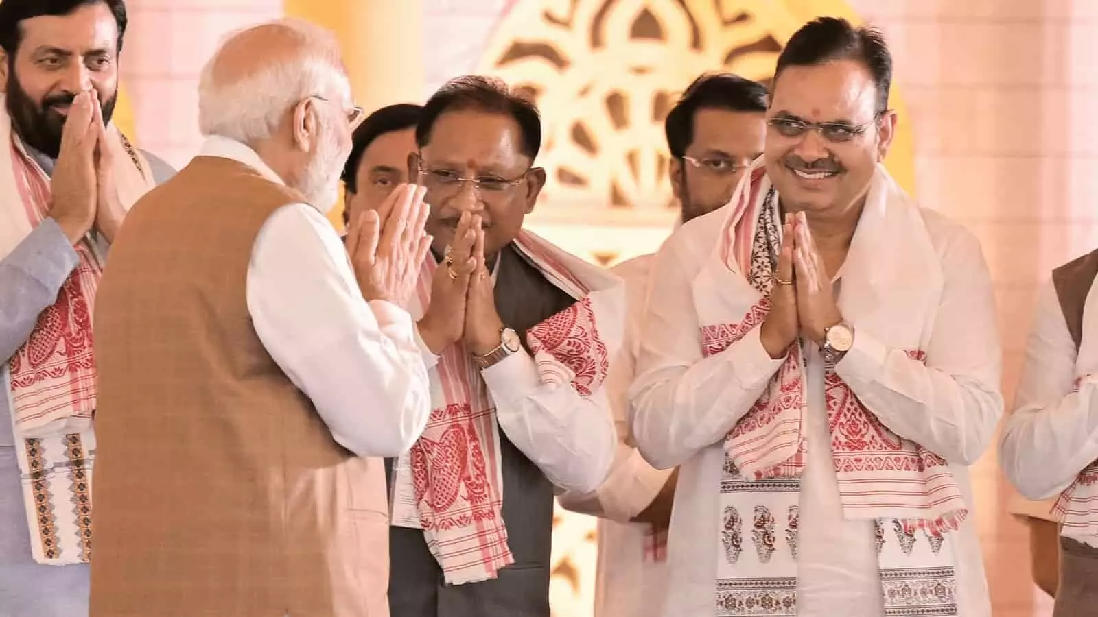 गुवाहाटी में आयोजित शपथ ग्रहण समारोह में प्रधानमंत्री नरेन्द्र मोदी और मुख्यमंत्री हिमंत बिस्वा सरमा हाथ जोड़कर अभिवादन करते हुए।