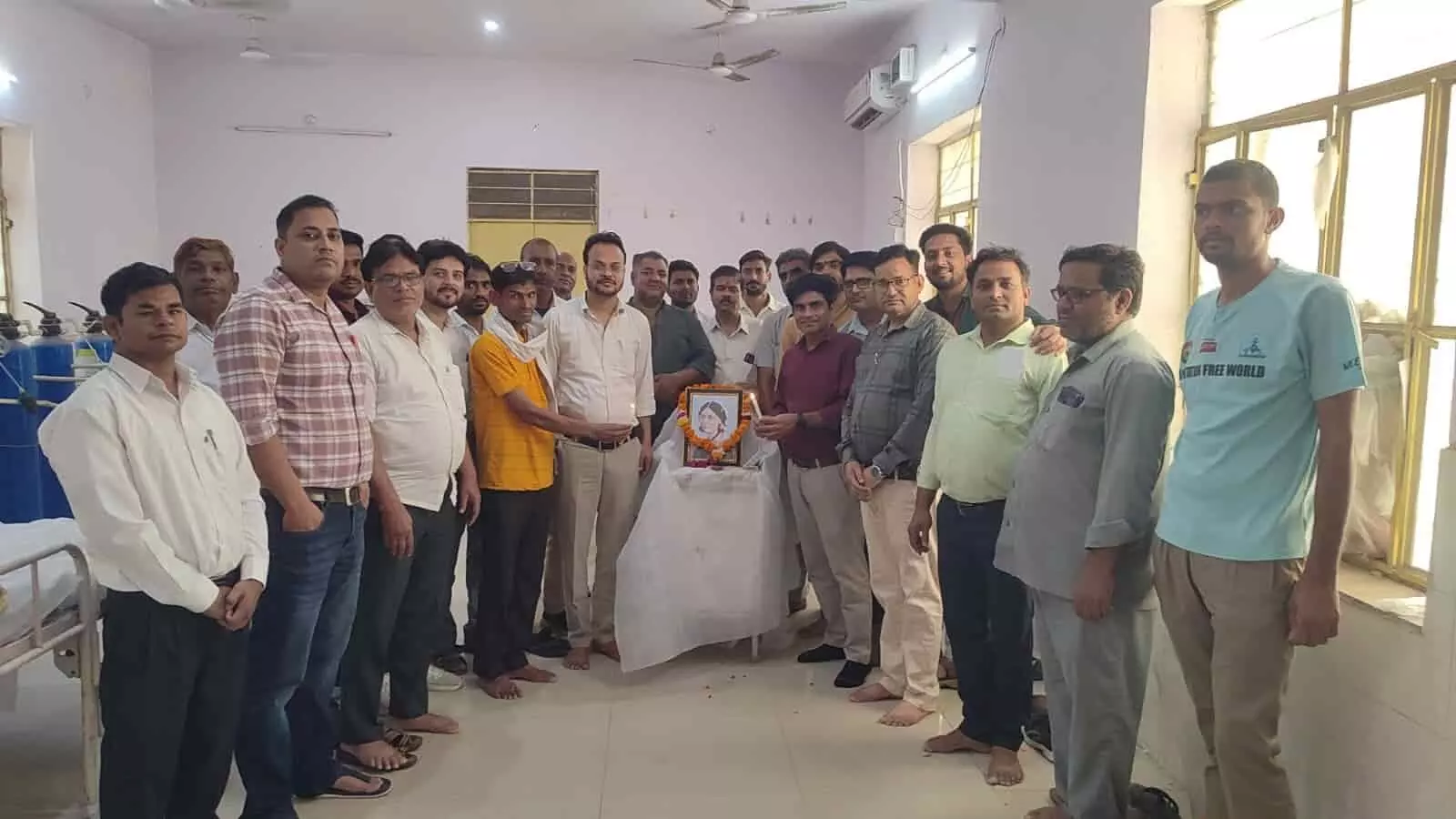 भुसावर सामुदायिक स्वास्थ्य केंद्र में फ्लोरेंस नाइटिंगेल के चित्र के सामने खड़े चिकित्सा कर्मी। भुसावर सामुदायिक स्वास्थ्य केंद्र में फ्लोरेंस नाइटिंगेल के चित्र के सामने खड़े चिकित्सा कर्मी।