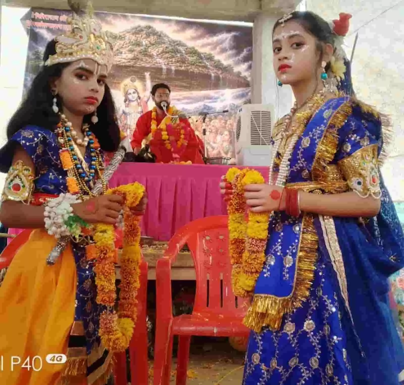 भागवत कथा के दौरान श्री कृष्ण और रुक्मणी की वेशभूषा में सजे दो बच्चे भुसावर के कथा पांडाल में खड़े हैं। भागवत कथा के दौरान श्री कृष्ण और रुक्मणी की वेशभूषा में सजे दो बच्चे भुसावर के कथा पांडाल में खड़े हैं।
