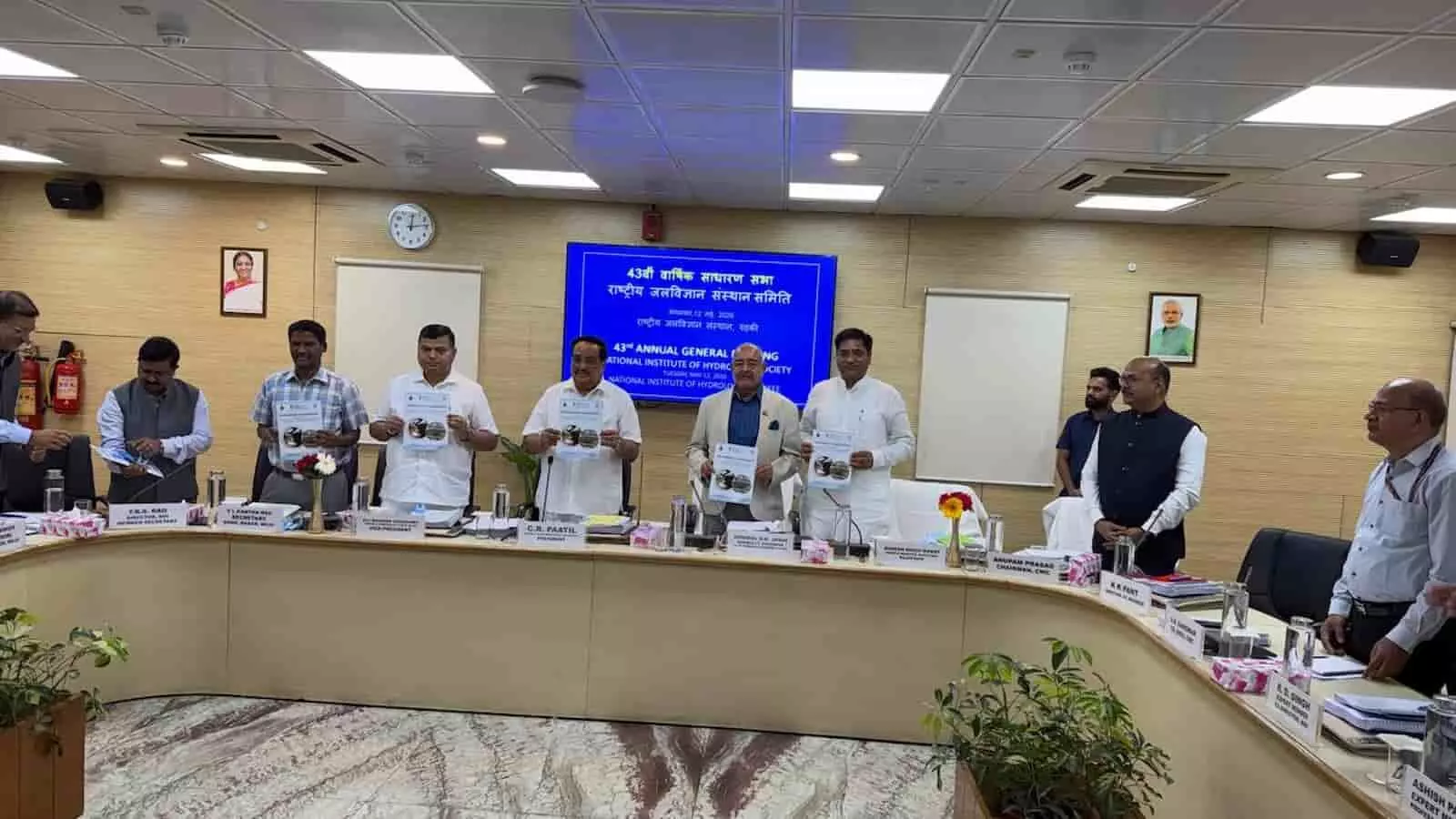 रूड़की के जल विज्ञान भवन में केंद्रीय मंत्री सी.आर. पाटिल और अन्य अतिथि राष्ट्रीय जल विज्ञान संस्थान की वार्षिक रिपोर्ट का विमोचन करते हुए। रूड़की के जल विज्ञान भवन में केंद्रीय मंत्री सी.आर. पाटिल और अन्य अतिथि राष्ट्रीय जल विज्ञान संस्थान की वार्षिक रिपोर्ट का विमोचन करते हुए।