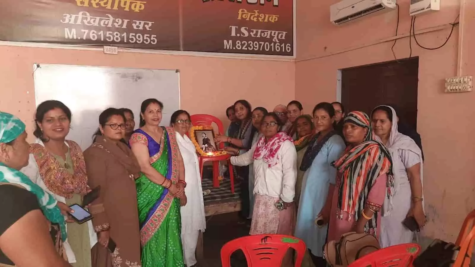 मुकुंदी सेवा सदन में फ्लोरेंस नाइटिंगेल के चित्र पर दीप प्रज्ज्वलित करतीं महिला नर्सिंग कर्मी। मुकुंदी सेवा सदन में फ्लोरेंस नाइटिंगेल के चित्र पर दीप प्रज्ज्वलित करतीं महिला नर्सिंग कर्मी।