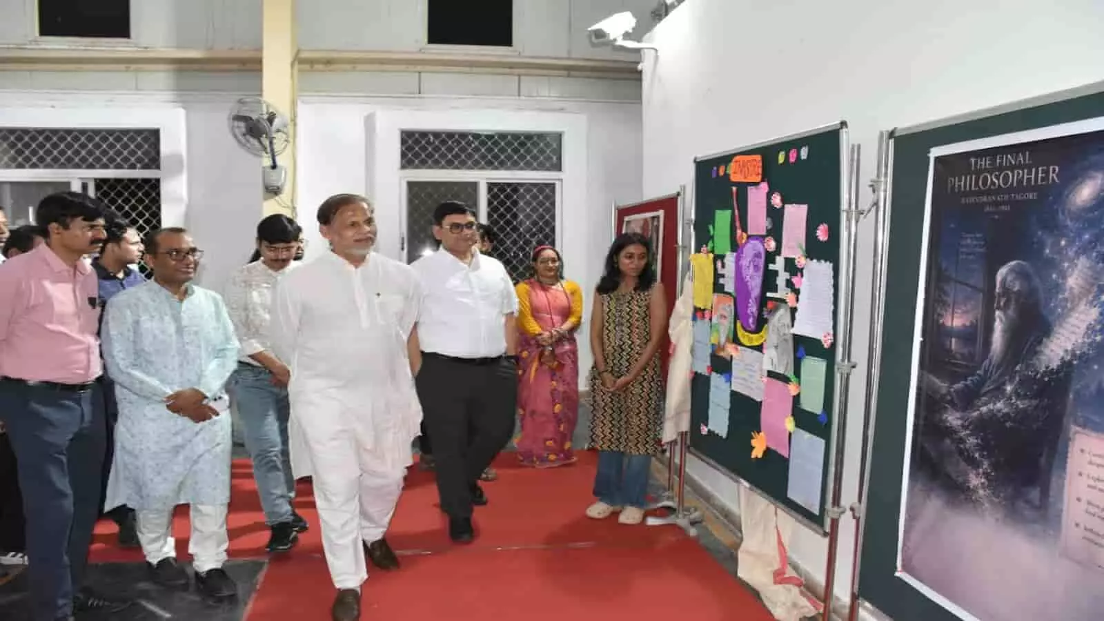 केंद्रीय विश्वविद्यालय राजस्थान में कुलपति आनंद भालेराव टैगोर जयंती पर प्रदर्शित कलाकृतियों और पोस्टरों का निरीक्षण कर रहे हैं। केंद्रीय विश्वविद्यालय राजस्थान में कुलपति आनंद भालेराव टैगोर जयंती पर प्रदर्शित कलाकृतियों और पोस्टरों का निरीक्षण कर रहे हैं।