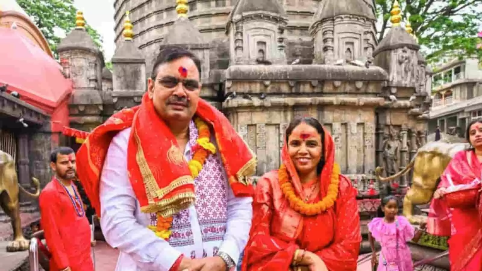 गुवाहाटी के कामाख्या मंदिर के सामने खड़े मुख्यमंत्री भजनलाल शर्मा और उनकी पत्नी की तस्वीर। गुवाहाटी के कामाख्या मंदिर के सामने खड़े मुख्यमंत्री भजनलाल शर्मा और उनकी पत्नी की तस्वीर।