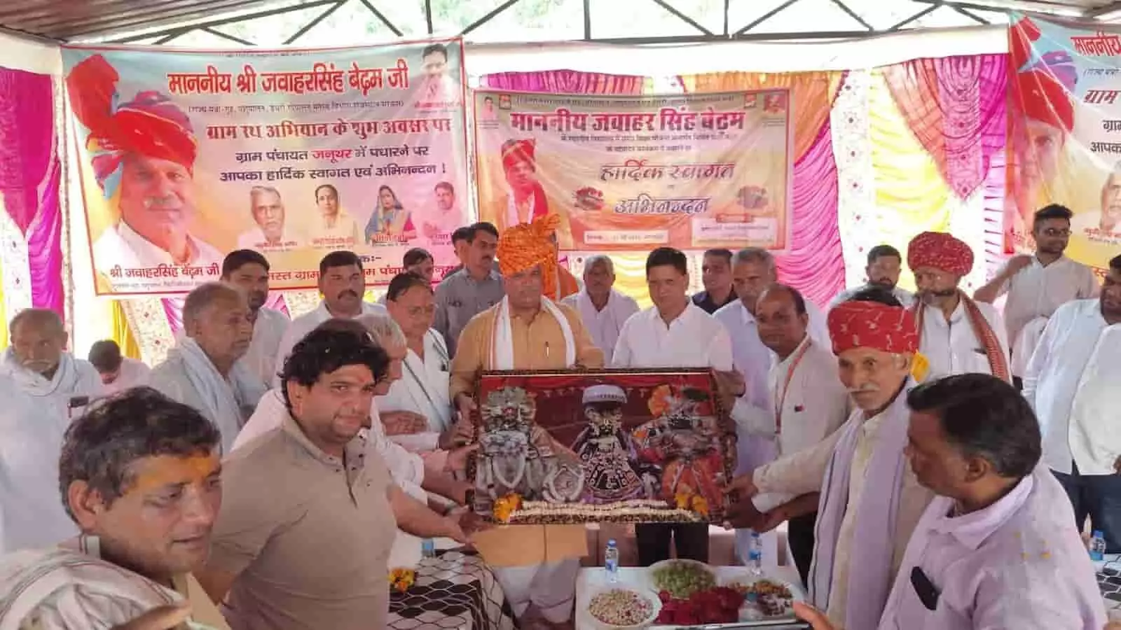 जनूथर के स्कूल में मंत्री जवाहर सिंह बेढम को तस्वीर भेंट करते ग्रामीण और विद्यालय स्टाफ। जनूथर के स्कूल में मंत्री जवाहर सिंह बेढम को तस्वीर भेंट करते ग्रामीण और विद्यालय स्टाफ।