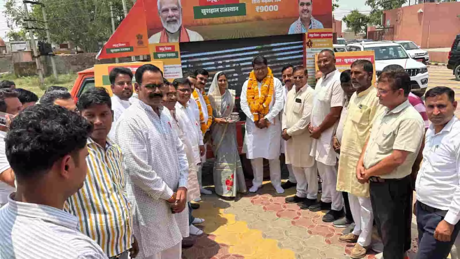 ग्राम रारह में सजावटी ग्राम रथ के सामने विधायक और ग्रामीण पूजा करते हुए। ग्राम रारह में सजावटी ग्राम रथ के सामने विधायक और ग्रामीण पूजा करते हुए।